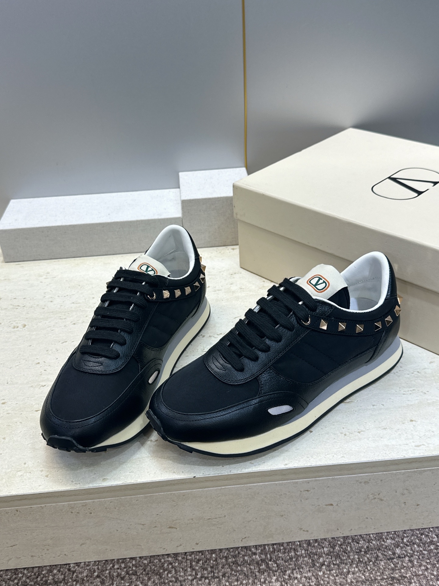 华伦天奴 VALENTINO 2026春夏情侣新款铆钉运动跑鞋  V家字母logo印花涂鸦厚底尖头拼色休闲老爹鞋 材质: