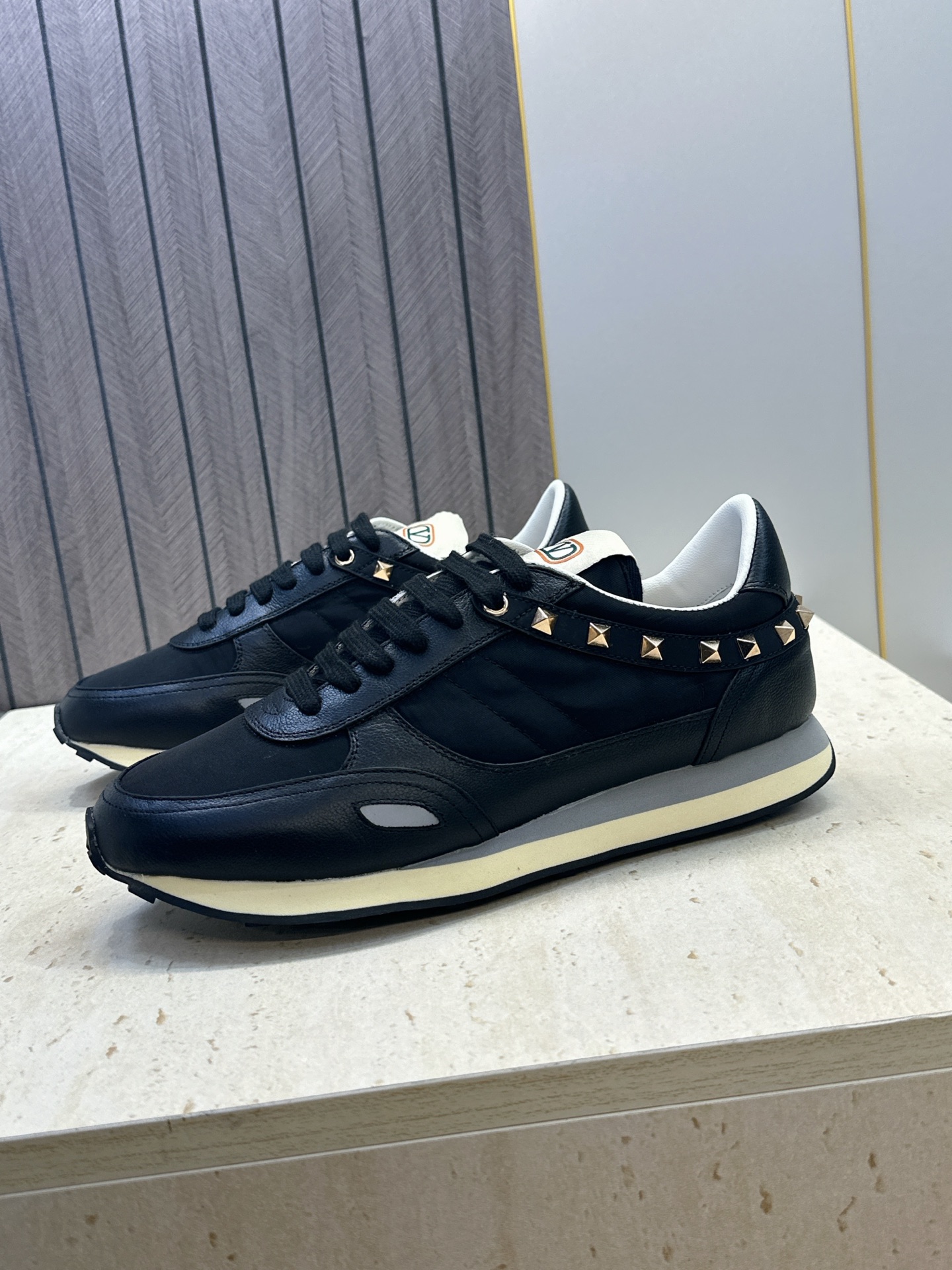 华伦天奴 VALENTINO 2026春夏情侣新款铆钉运动跑鞋  V家字母logo印花涂鸦厚底尖头拼色休闲老爹鞋 材质: