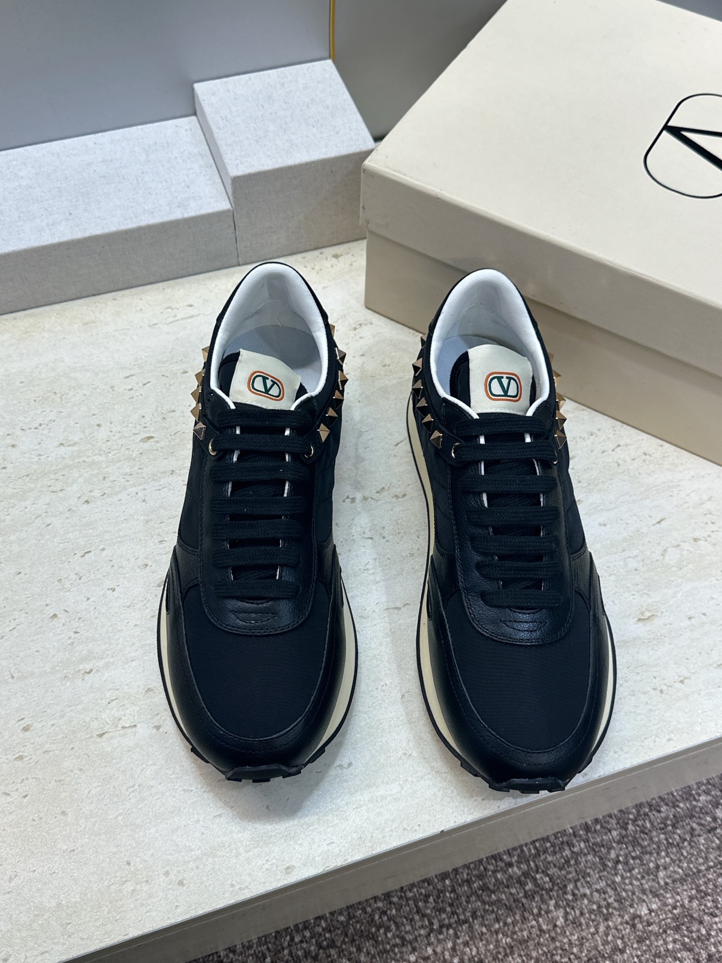 华伦天奴 VALENTINO 2026春夏情侣新款铆钉运动跑鞋  V家字母logo印花涂鸦厚底尖头拼色休闲老爹鞋 材质: