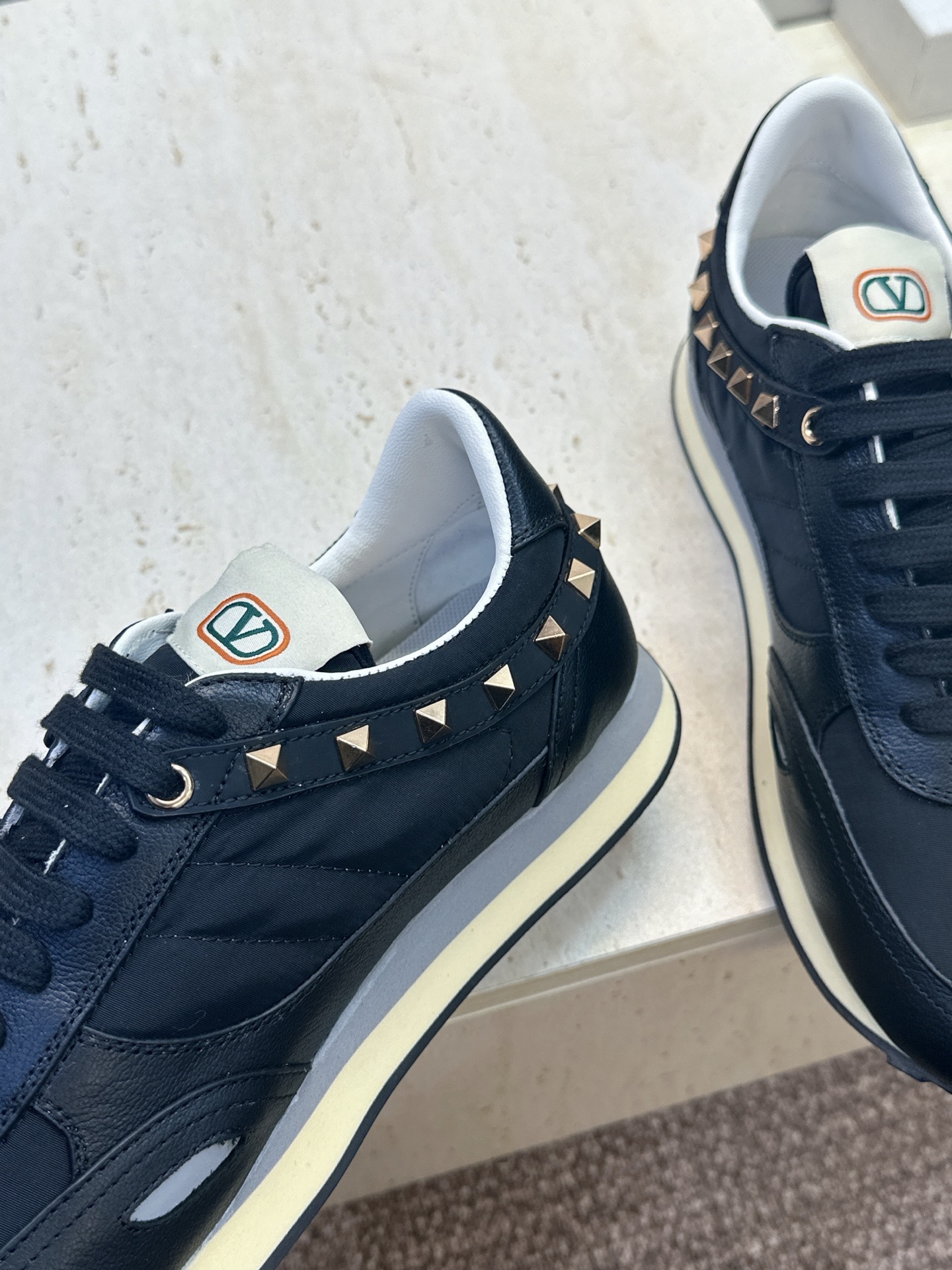 华伦天奴 VALENTINO 2026春夏情侣新款铆钉运动跑鞋  V家字母logo印花涂鸦厚底尖头拼色休闲老爹鞋 材质: