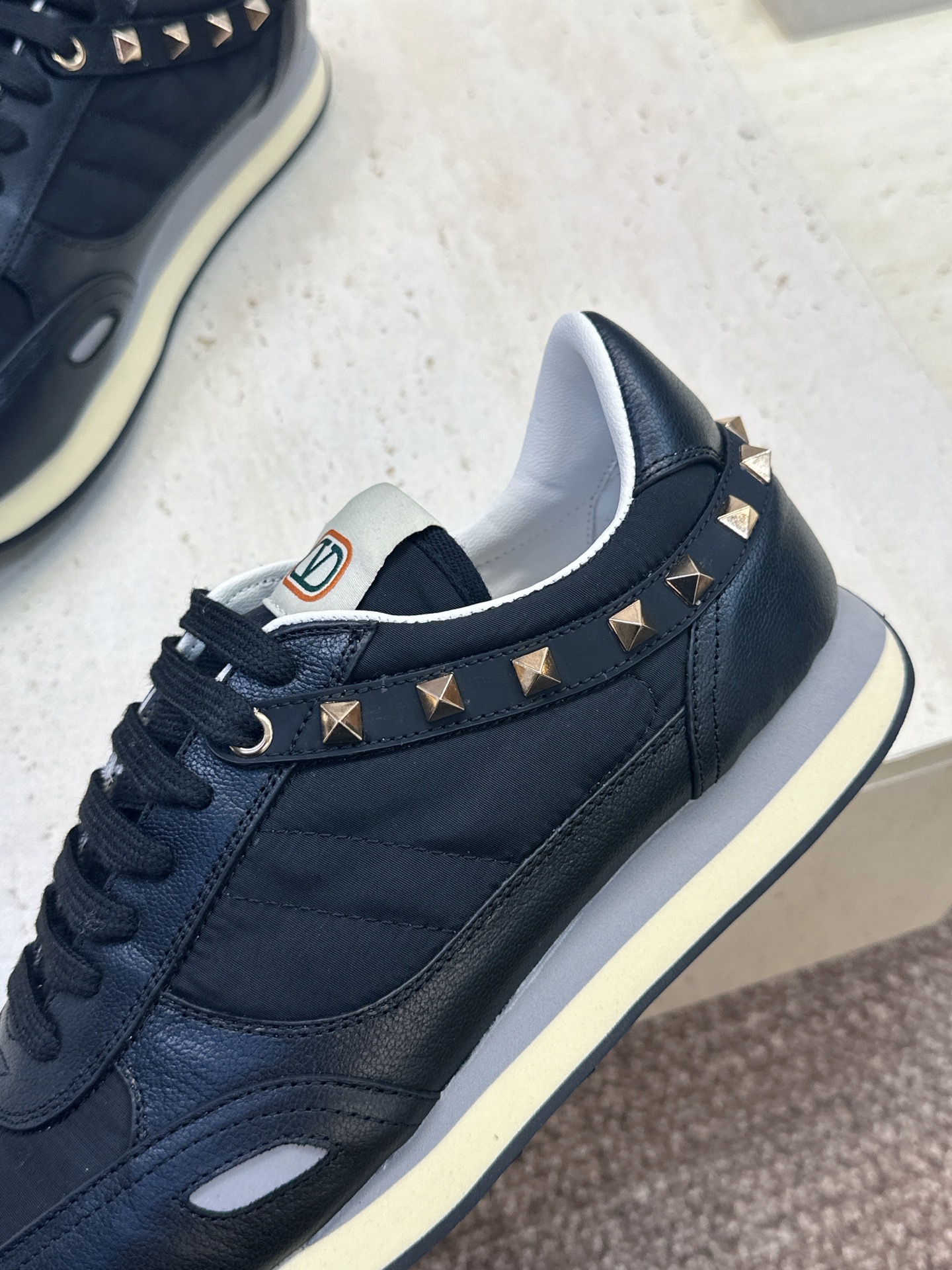 华伦天奴 VALENTINO 2026春夏情侣新款铆钉运动跑鞋  V家字母logo印花涂鸦厚底尖头拼色休闲老爹鞋 材质: