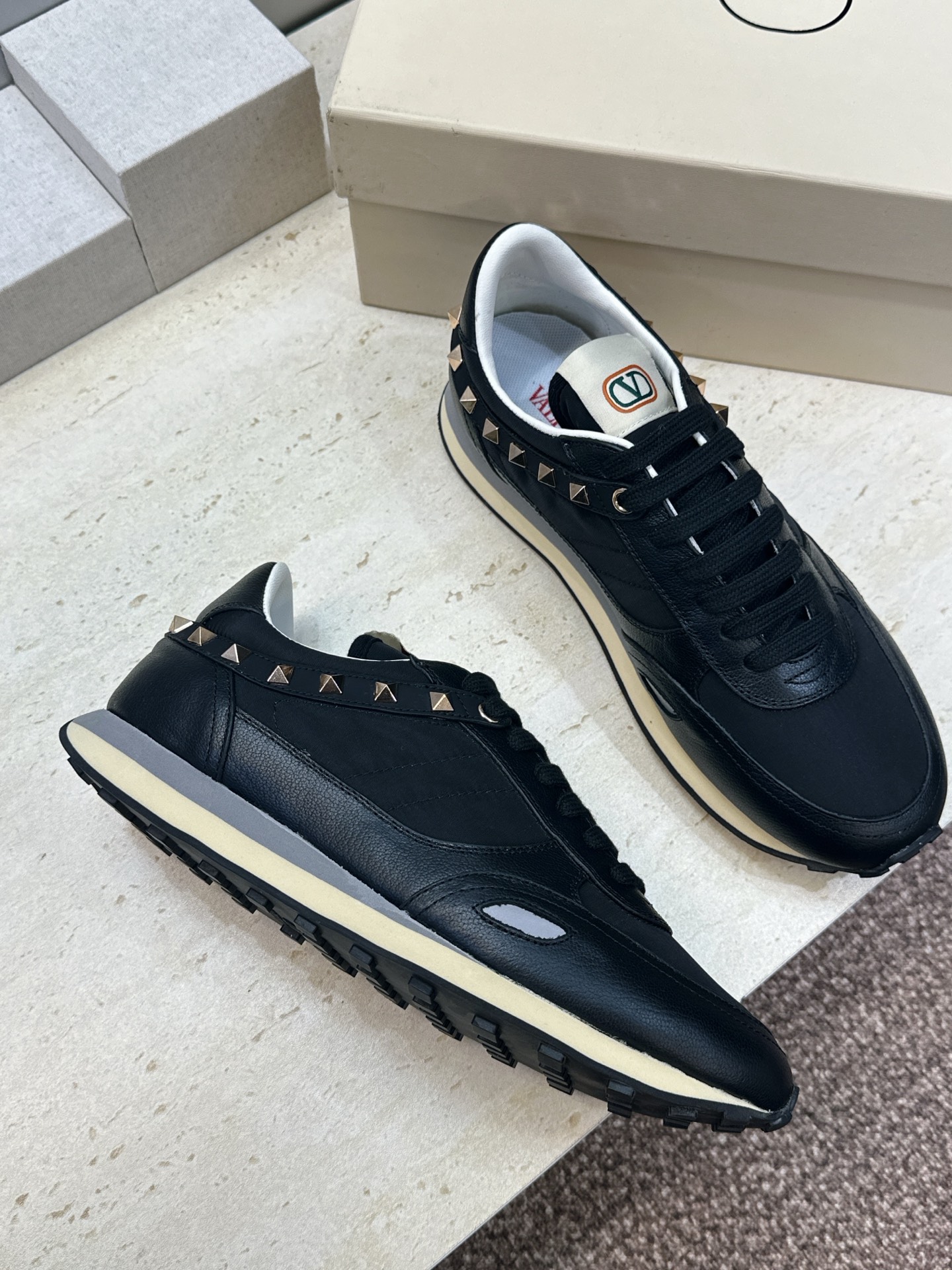 华伦天奴 VALENTINO 2026春夏情侣新款铆钉运动跑鞋  V家字母logo印花涂鸦厚底尖头拼色休闲老爹鞋 材质: