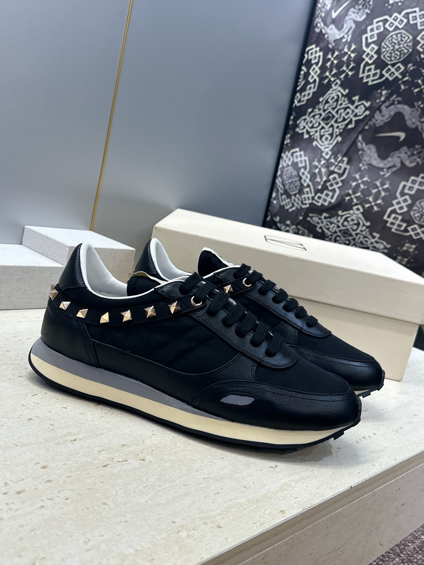 华伦天奴 VALENTINO 2026春夏情侣新款铆钉运动跑鞋 V家字母logo印花涂鸦厚底尖头拼色休闲老爹鞋 材质: 华伦天奴 VALENTINO 2026春夏情侣新款铆钉运动跑鞋 V家字母logo印花涂鸦厚底尖头拼色休闲老爹鞋 材质: