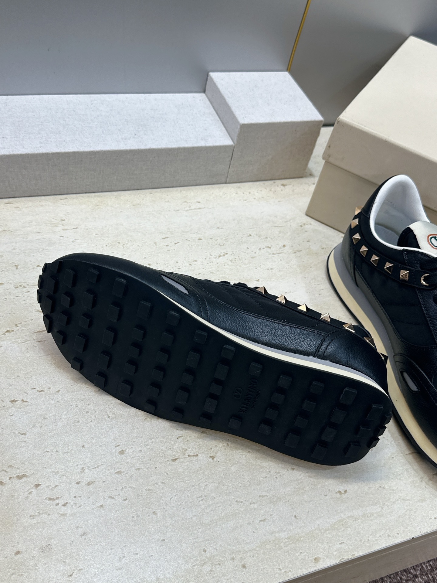华伦天奴 VALENTINO 2026春夏情侣新款铆钉运动跑鞋  V家字母logo印花涂鸦厚底尖头拼色休闲老爹鞋 材质:
