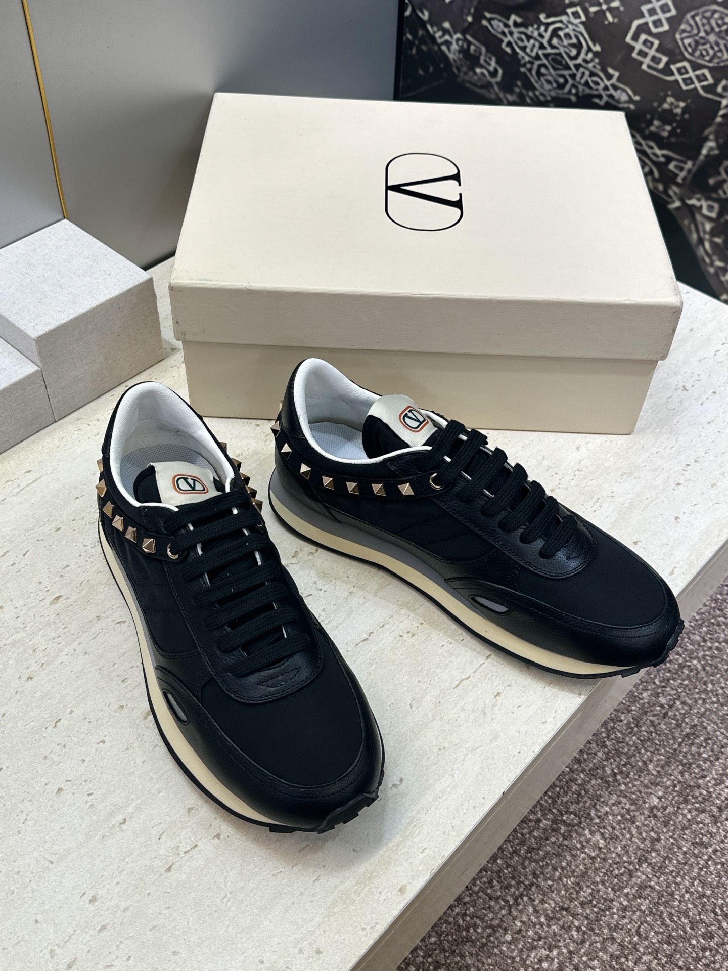 华伦天奴 VALENTINO 2026春夏情侣新款铆钉运动跑鞋  V家字母logo印花涂鸦厚底尖头拼色休闲老爹鞋 材质:
