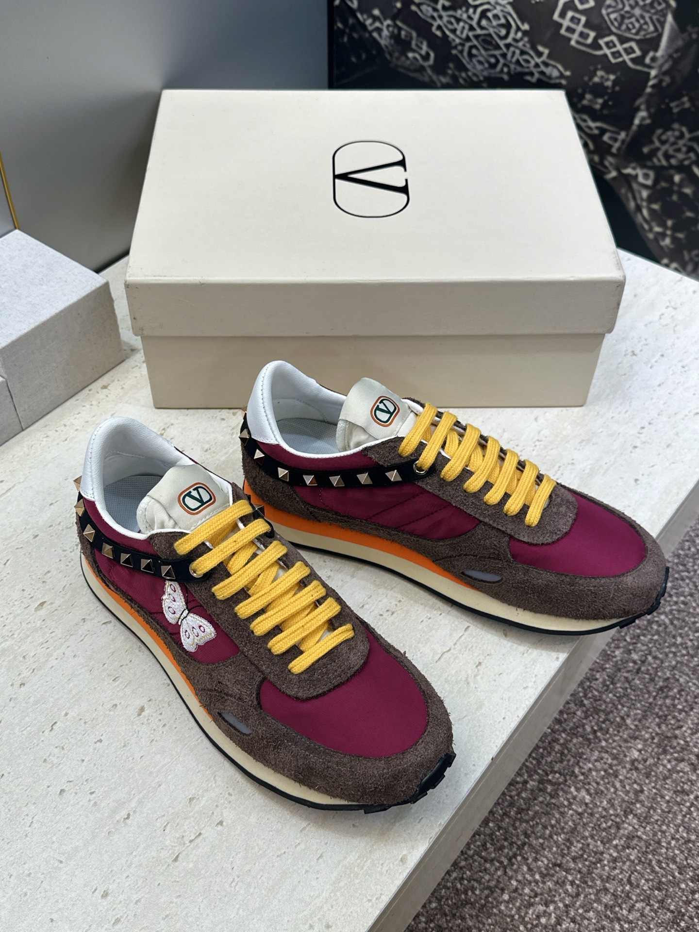 华伦天奴 VALENTINO 2026春夏情侣新款铆钉运动跑鞋 V家字母logo印花涂鸦厚底尖头拼色休闲老爹鞋 材质: 华伦天奴 VALENTINO 2026春夏情侣新款铆钉运动跑鞋 V家字母logo印花涂鸦厚底尖头拼色休闲老爹鞋 材质: