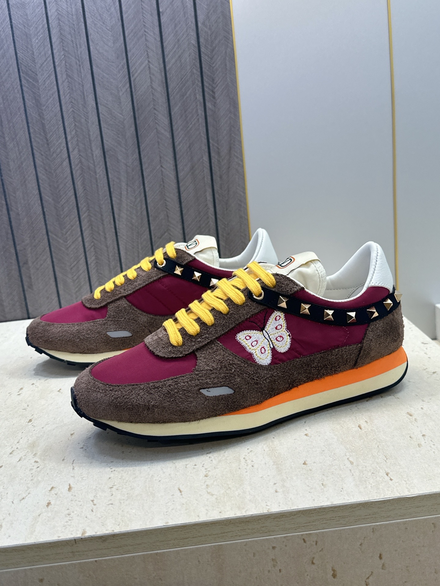 华伦天奴 VALENTINO 2026春夏情侣新款铆钉运动跑鞋 V家字母logo印花涂鸦厚底尖头拼色休闲老爹鞋 材质: 华伦天奴 VALENTINO 2026春夏情侣新款铆钉运动跑鞋 V家字母logo印花涂鸦厚底尖头拼色休闲老爹鞋 材质: