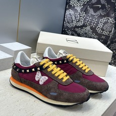 华伦天奴 VALENTINO 2026春夏情侣新款铆钉运动跑鞋 V家字母logo印花涂鸦厚底尖头拼色休闲老爹鞋 材质: 华伦天奴 VALENTINO 2026春夏情侣新款铆钉运动跑鞋 V家字母logo印花涂鸦厚底尖头拼色休闲老爹鞋 材质: