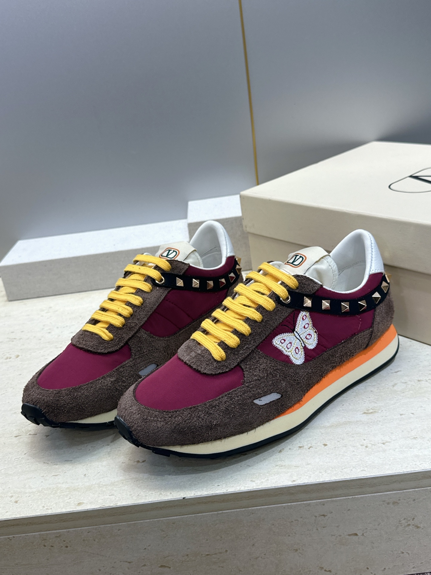 华伦天奴 VALENTINO 2026春夏情侣新款铆钉运动跑鞋 V家字母logo印花涂鸦厚底尖头拼色休闲老爹鞋 材质: 华伦天奴 VALENTINO 2026春夏情侣新款铆钉运动跑鞋 V家字母logo印花涂鸦厚底尖头拼色休闲老爹鞋 材质: