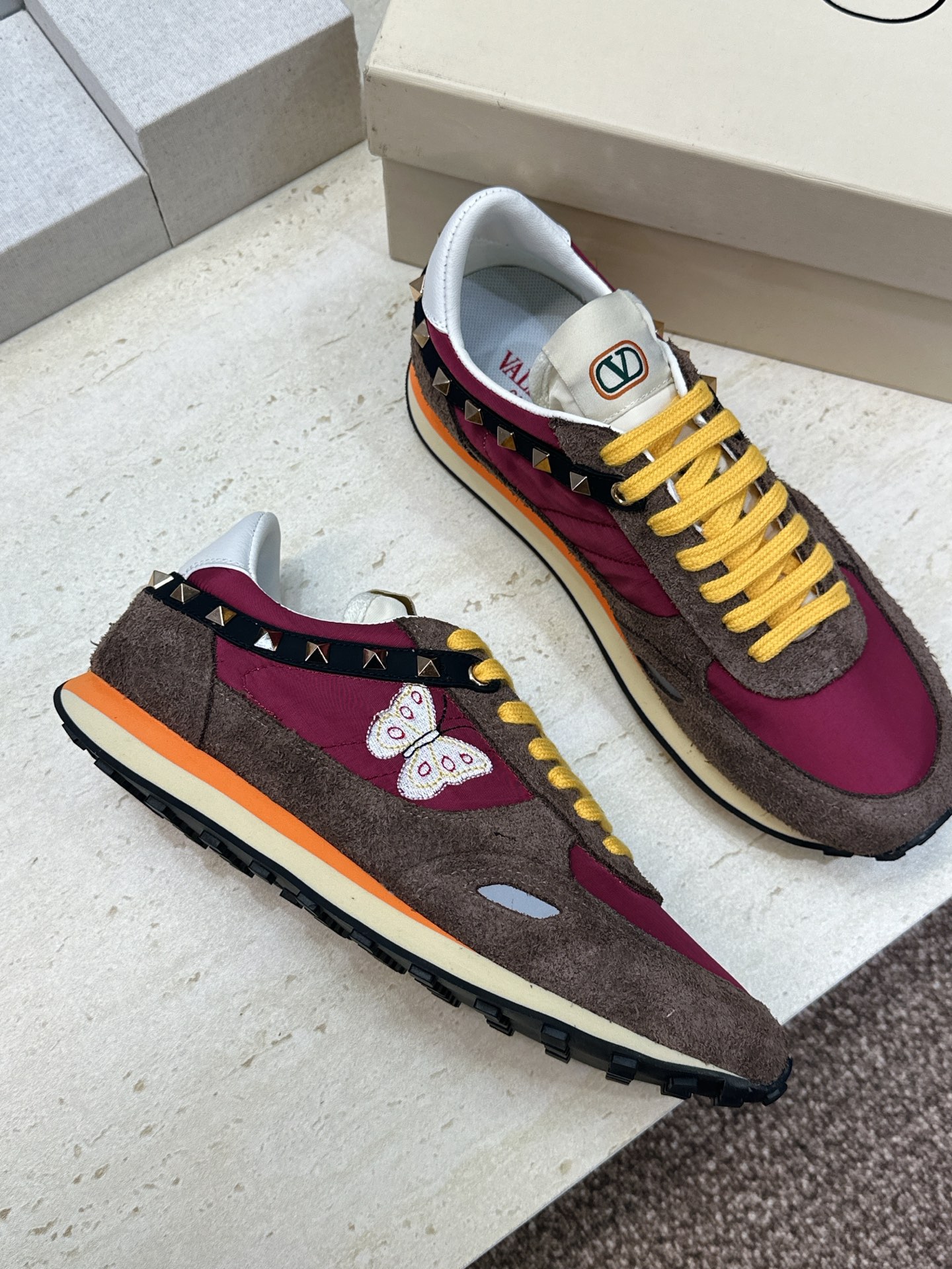 华伦天奴 VALENTINO 2026春夏情侣新款铆钉运动跑鞋 V家字母logo印花涂鸦厚底尖头拼色休闲老爹鞋 材质: 华伦天奴 VALENTINO 2026春夏情侣新款铆钉运动跑鞋 V家字母logo印花涂鸦厚底尖头拼色休闲老爹鞋 材质: