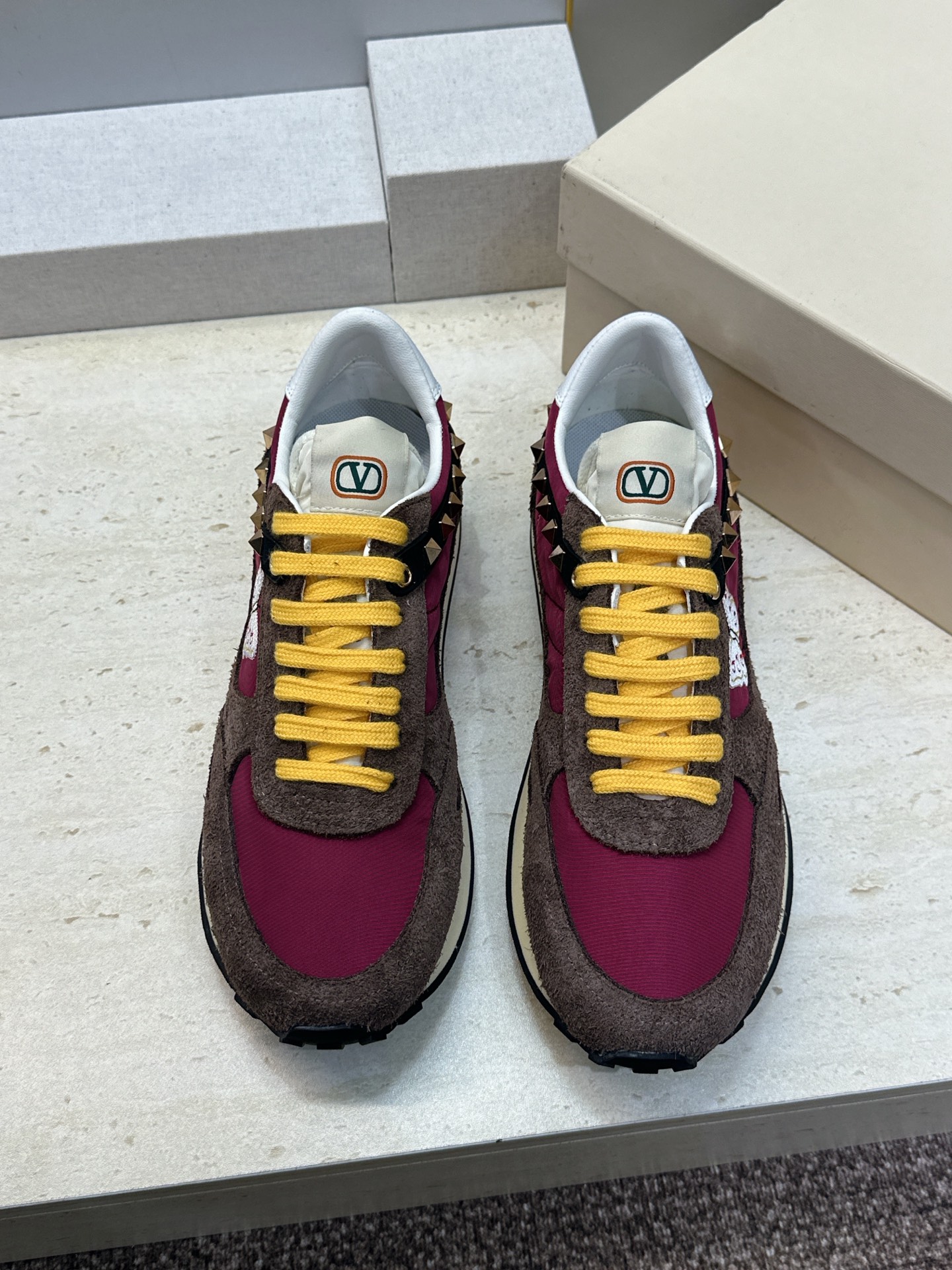华伦天奴 VALENTINO 2026春夏情侣新款铆钉运动跑鞋 V家字母logo印花涂鸦厚底尖头拼色休闲老爹鞋 材质: 华伦天奴 VALENTINO 2026春夏情侣新款铆钉运动跑鞋 V家字母logo印花涂鸦厚底尖头拼色休闲老爹鞋 材质: