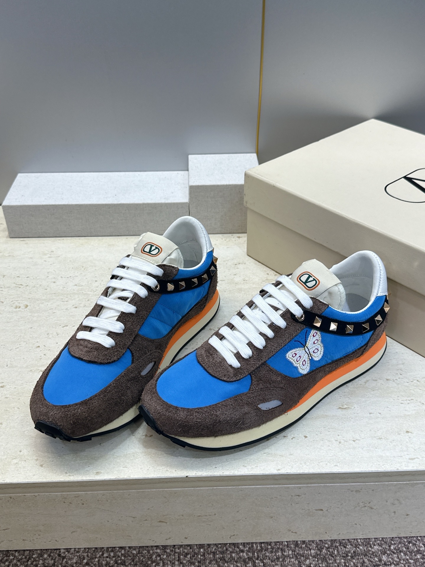 华伦天奴 VALENTINO 2026春夏情侣新款铆钉运动跑鞋 V家字母logo印花涂鸦厚底尖头拼色休闲老爹鞋 材质: 华伦天奴 VALENTINO 2026春夏情侣新款铆钉运动跑鞋 V家字母logo印花涂鸦厚底尖头拼色休闲老爹鞋 材质: