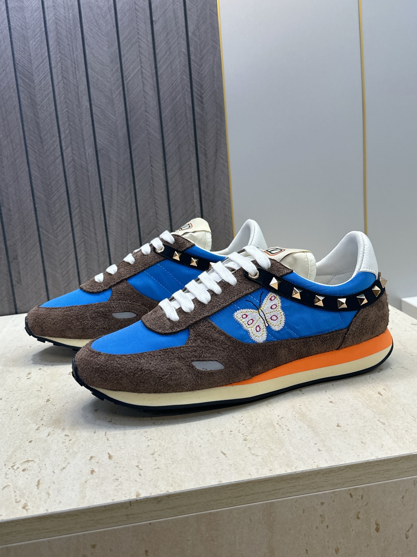 华伦天奴 VALENTINO 2026春夏情侣新款铆钉运动跑鞋 V家字母logo印花涂鸦厚底尖头拼色休闲老爹鞋 材质: 华伦天奴 VALENTINO 2026春夏情侣新款铆钉运动跑鞋 V家字母logo印花涂鸦厚底尖头拼色休闲老爹鞋 材质: