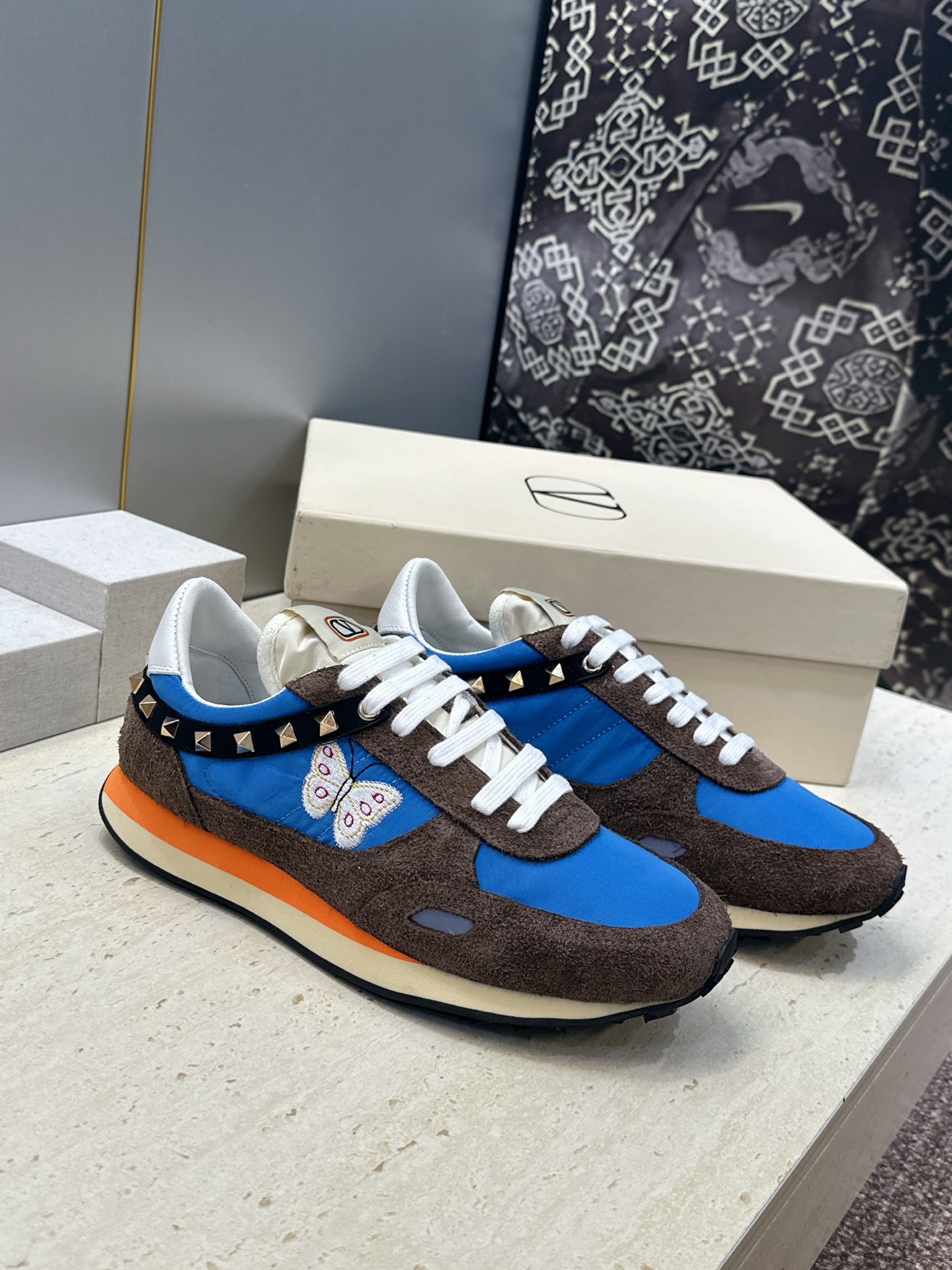 华伦天奴 VALENTINO 2026春夏情侣新款铆钉运动跑鞋 V家字母logo印花涂鸦厚底尖头拼色休闲老爹鞋 材质: 华伦天奴 VALENTINO 2026春夏情侣新款铆钉运动跑鞋 V家字母logo印花涂鸦厚底尖头拼色休闲老爹鞋 材质: