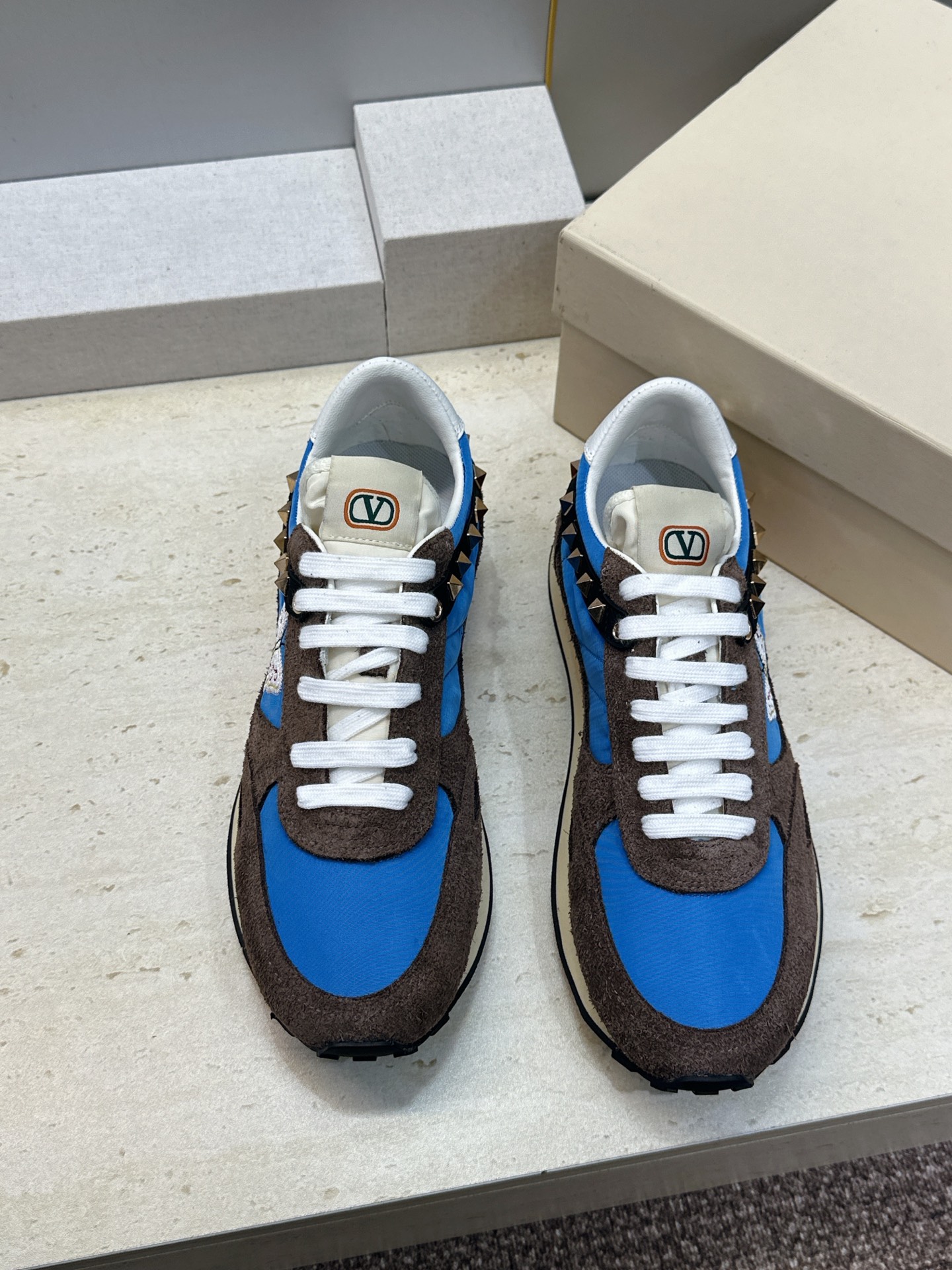 华伦天奴 VALENTINO 2026春夏情侣新款铆钉运动跑鞋 V家字母logo印花涂鸦厚底尖头拼色休闲老爹鞋 材质: 华伦天奴 VALENTINO 2026春夏情侣新款铆钉运动跑鞋 V家字母logo印花涂鸦厚底尖头拼色休闲老爹鞋 材质: