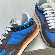 华伦天奴 VALENTINO 2026春夏情侣新款铆钉运动跑鞋 V家字母logo印花涂鸦厚底尖头拼色休闲老爹鞋 材质: 华伦天奴 VALENTINO 2026春夏情侣新款铆钉运动跑鞋 V家字母logo印花涂鸦厚底尖头拼色休闲老爹鞋 材质: