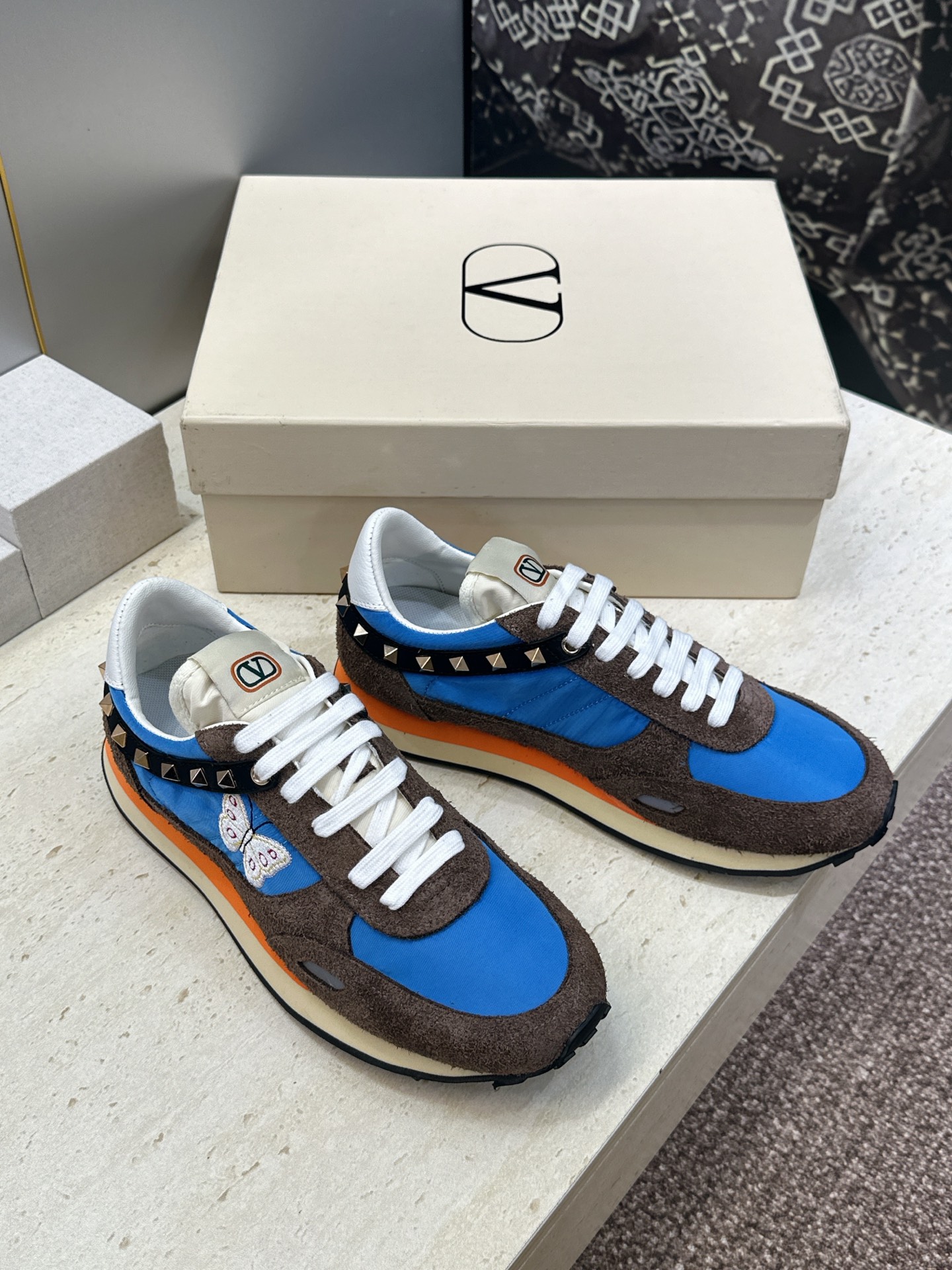 华伦天奴 VALENTINO 2026春夏情侣新款铆钉运动跑鞋 V家字母logo印花涂鸦厚底尖头拼色休闲老爹鞋 材质: 华伦天奴 VALENTINO 2026春夏情侣新款铆钉运动跑鞋 V家字母logo印花涂鸦厚底尖头拼色休闲老爹鞋 材质:
