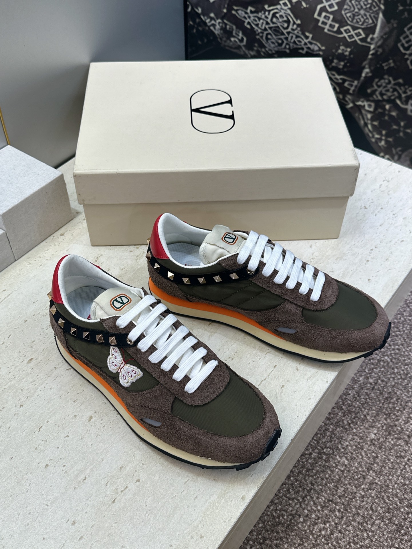 华伦天奴 VALENTINO 2026春夏情侣新款铆钉运动跑鞋 V家字母logo印花涂鸦厚底尖头拼色休闲老爹鞋 材质: 华伦天奴 VALENTINO 2026春夏情侣新款铆钉运动跑鞋 V家字母logo印花涂鸦厚底尖头拼色休闲老爹鞋 材质: