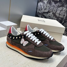 华伦天奴 VALENTINO 2026春夏情侣新款铆钉运动跑鞋 V家字母logo印花涂鸦厚底尖头拼色休闲老爹鞋 材质: 华伦天奴 VALENTINO 2026春夏情侣新款铆钉运动跑鞋 V家字母logo印花涂鸦厚底尖头拼色休闲老爹鞋 材质: