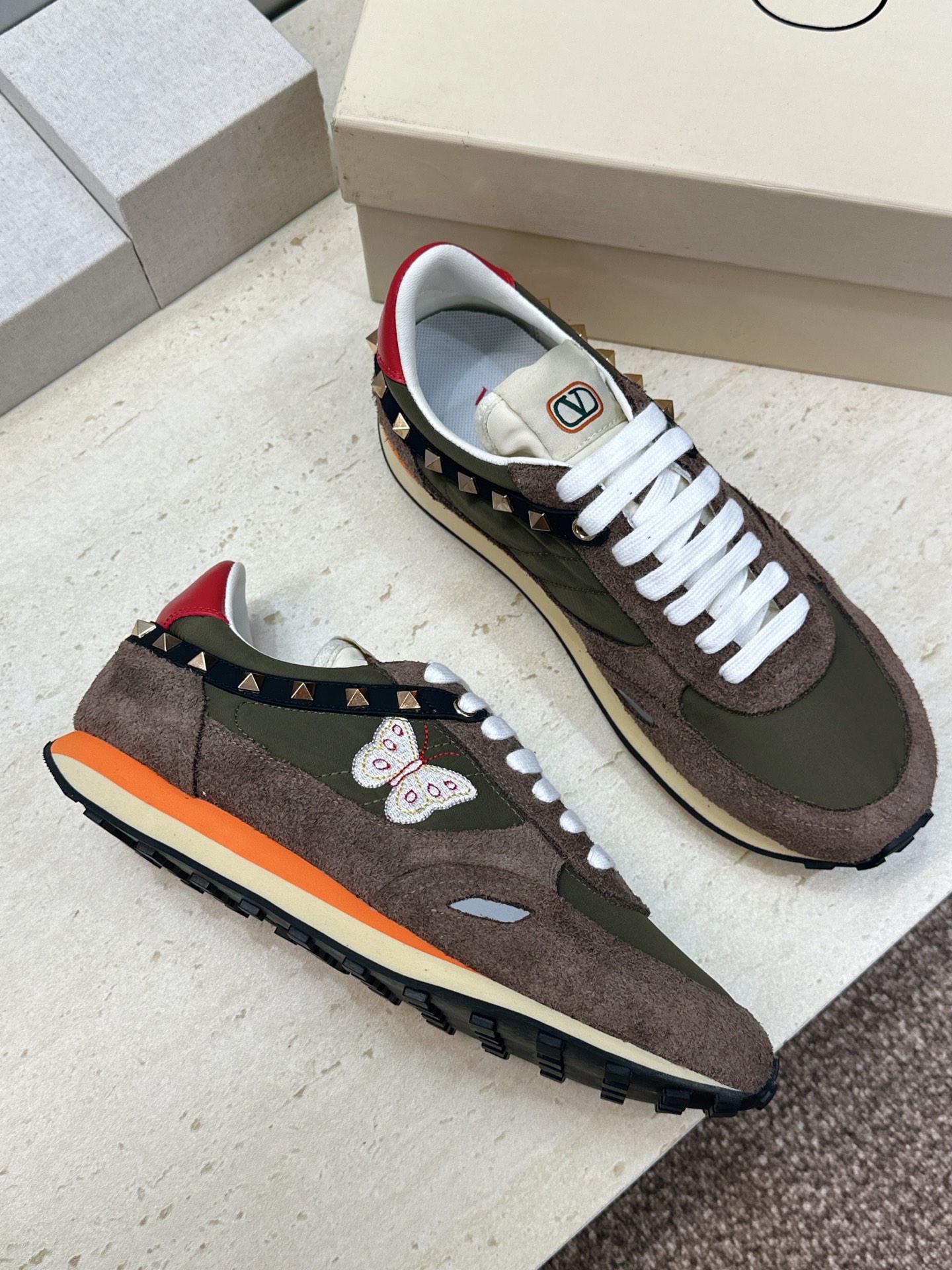 华伦天奴 VALENTINO 2026春夏情侣新款铆钉运动跑鞋 V家字母logo印花涂鸦厚底尖头拼色休闲老爹鞋 材质: 华伦天奴 VALENTINO 2026春夏情侣新款铆钉运动跑鞋 V家字母logo印花涂鸦厚底尖头拼色休闲老爹鞋 材质: