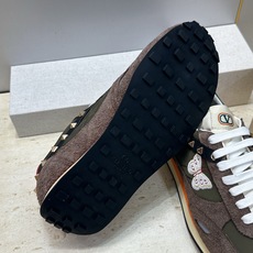 华伦天奴 VALENTINO 2026春夏情侣新款铆钉运动跑鞋 V家字母logo印花涂鸦厚底尖头拼色休闲老爹鞋 材质: 华伦天奴 VALENTINO 2026春夏情侣新款铆钉运动跑鞋 V家字母logo印花涂鸦厚底尖头拼色休闲老爹鞋 材质: