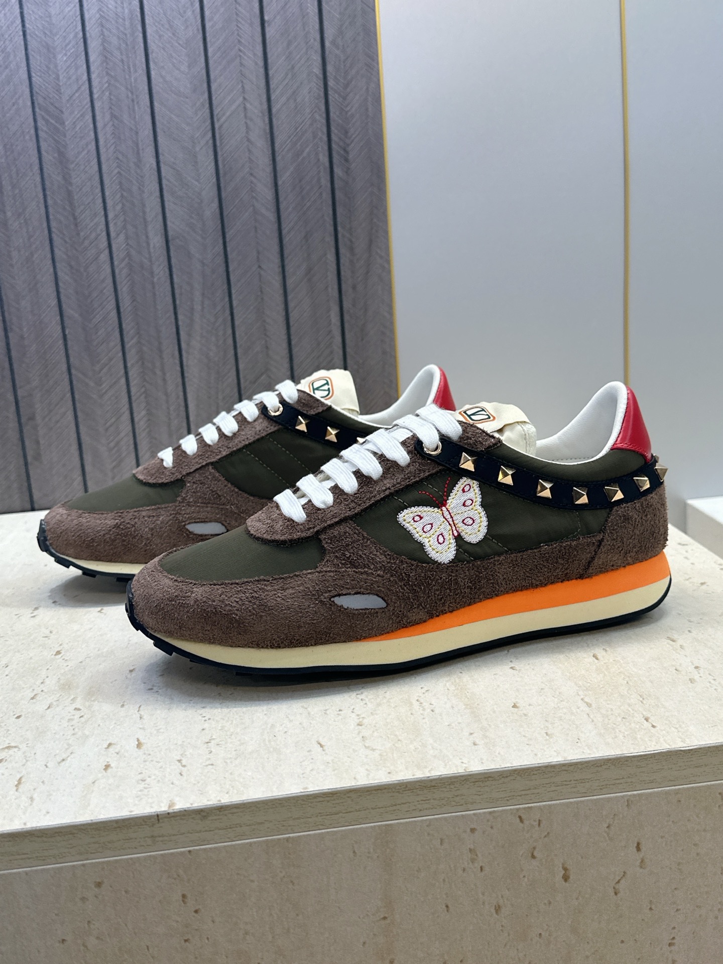 华伦天奴 VALENTINO 2026春夏情侣新款铆钉运动跑鞋 V家字母logo印花涂鸦厚底尖头拼色休闲老爹鞋 材质: 华伦天奴 VALENTINO 2026春夏情侣新款铆钉运动跑鞋 V家字母logo印花涂鸦厚底尖头拼色休闲老爹鞋 材质:
