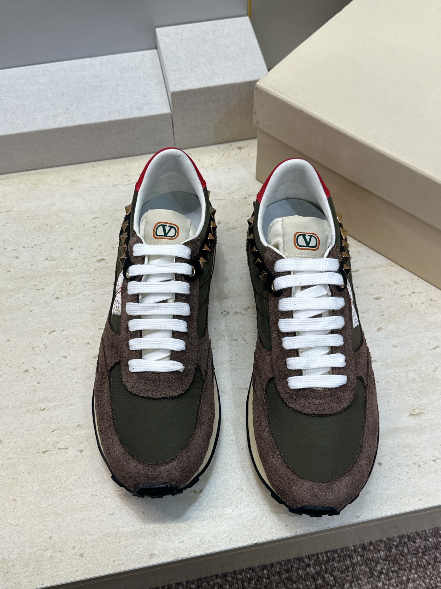 华伦天奴 VALENTINO 2026春夏情侣新款铆钉运动跑鞋 V家字母logo印花涂鸦厚底尖头拼色休闲老爹鞋 材质: 华伦天奴 VALENTINO 2026春夏情侣新款铆钉运动跑鞋 V家字母logo印花涂鸦厚底尖头拼色休闲老爹鞋 材质: