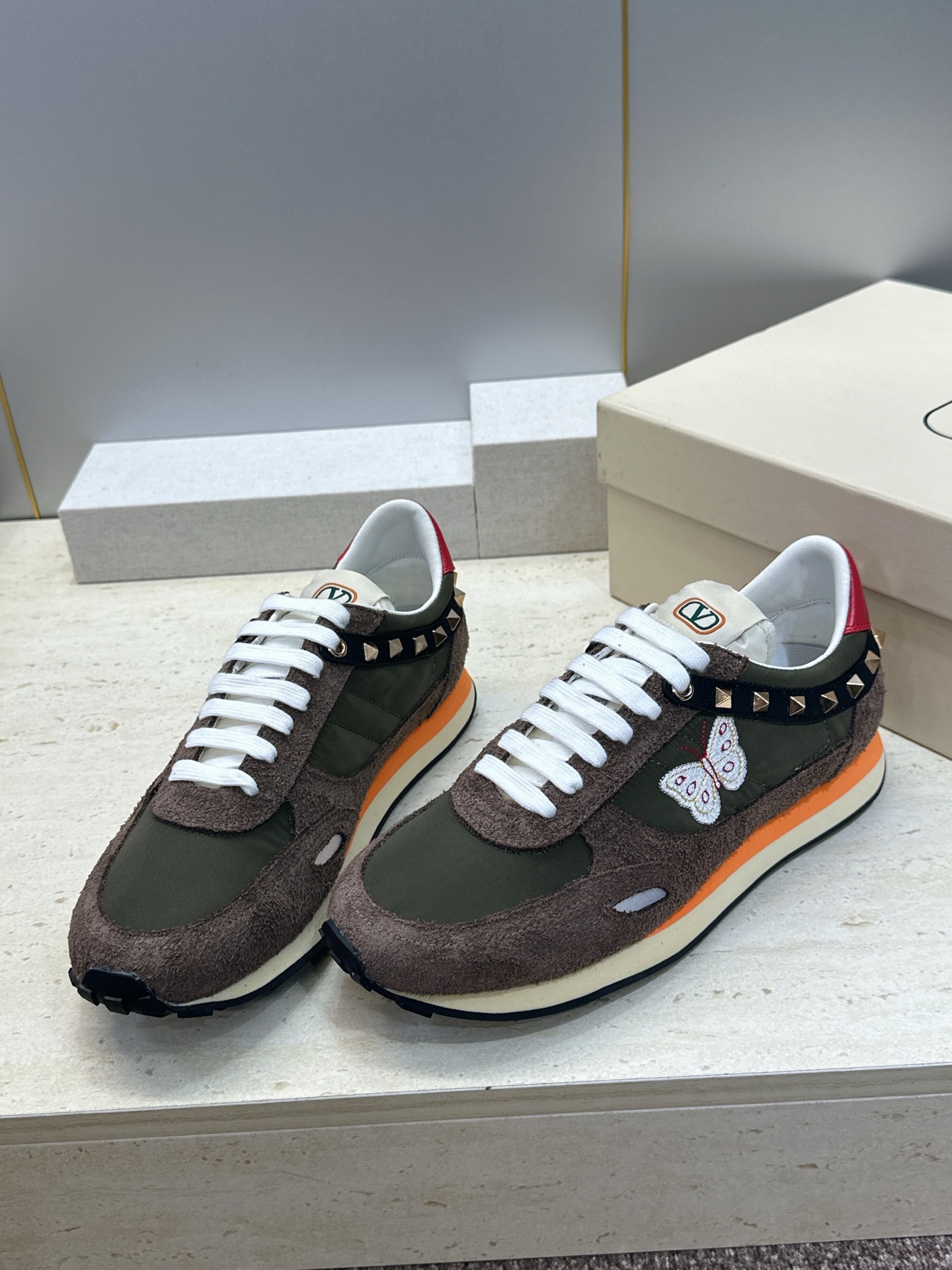 华伦天奴 VALENTINO 2026春夏情侣新款铆钉运动跑鞋 V家字母logo印花涂鸦厚底尖头拼色休闲老爹鞋 材质: 华伦天奴 VALENTINO 2026春夏情侣新款铆钉运动跑鞋 V家字母logo印花涂鸦厚底尖头拼色休闲老爹鞋 材质: