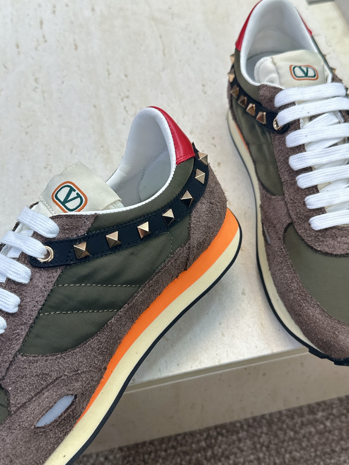华伦天奴 VALENTINO 2026春夏情侣新款铆钉运动跑鞋 V家字母logo印花涂鸦厚底尖头拼色休闲老爹鞋 材质: 华伦天奴 VALENTINO 2026春夏情侣新款铆钉运动跑鞋 V家字母logo印花涂鸦厚底尖头拼色休闲老爹鞋 材质: