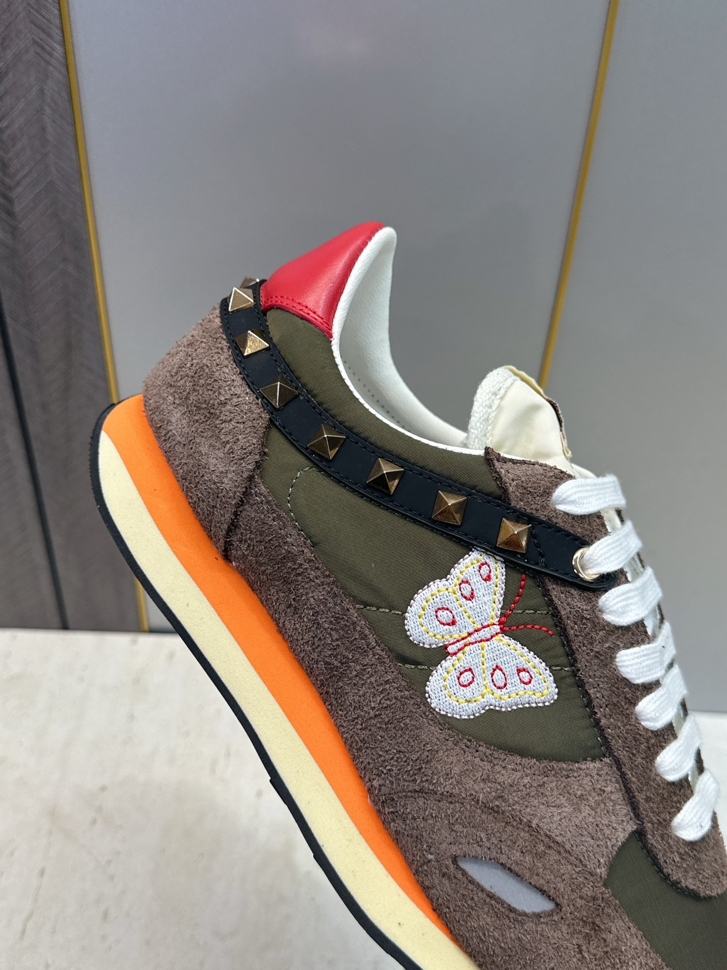 华伦天奴 VALENTINO 2026春夏情侣新款铆钉运动跑鞋 V家字母logo印花涂鸦厚底尖头拼色休闲老爹鞋 材质: 华伦天奴 VALENTINO 2026春夏情侣新款铆钉运动跑鞋 V家字母logo印花涂鸦厚底尖头拼色休闲老爹鞋 材质: