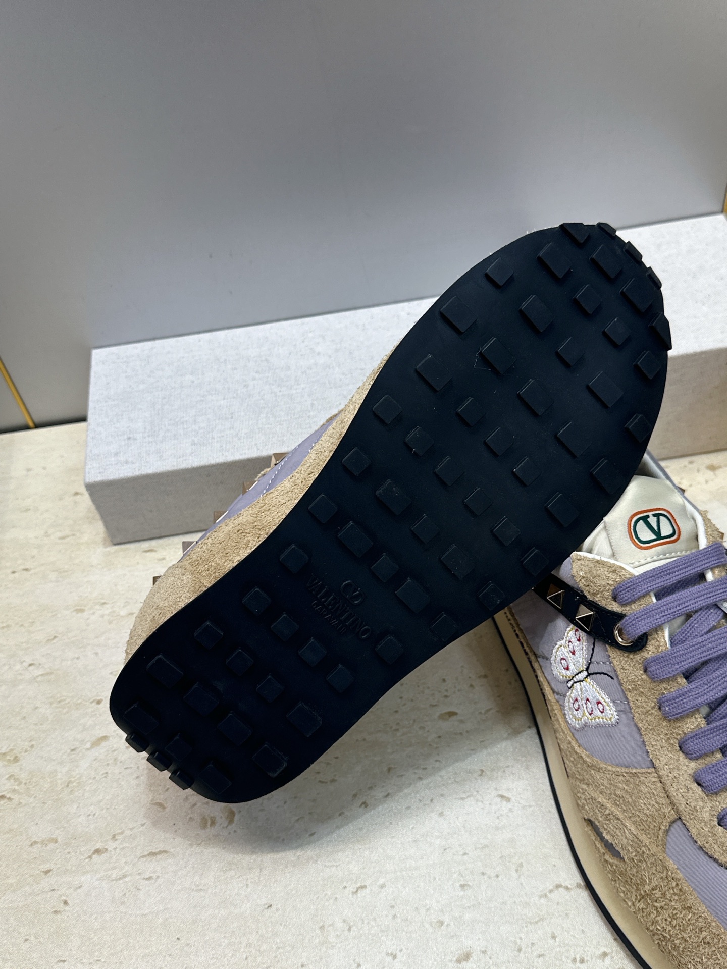 华伦天奴 VALENTINO 2026春夏情侣新款铆钉运动跑鞋 V家字母logo印花涂鸦厚底尖头拼色休闲老爹鞋 材质: 华伦天奴 VALENTINO 2026春夏情侣新款铆钉运动跑鞋 V家字母logo印花涂鸦厚底尖头拼色休闲老爹鞋 材质: