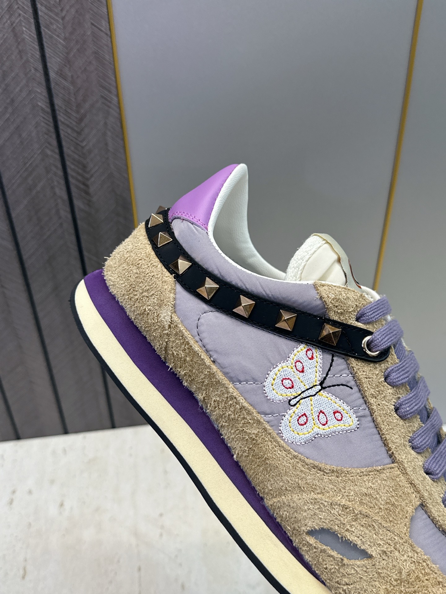 华伦天奴 VALENTINO 2026春夏情侣新款铆钉运动跑鞋 V家字母logo印花涂鸦厚底尖头拼色休闲老爹鞋 材质: 华伦天奴 VALENTINO 2026春夏情侣新款铆钉运动跑鞋 V家字母logo印花涂鸦厚底尖头拼色休闲老爹鞋 材质: