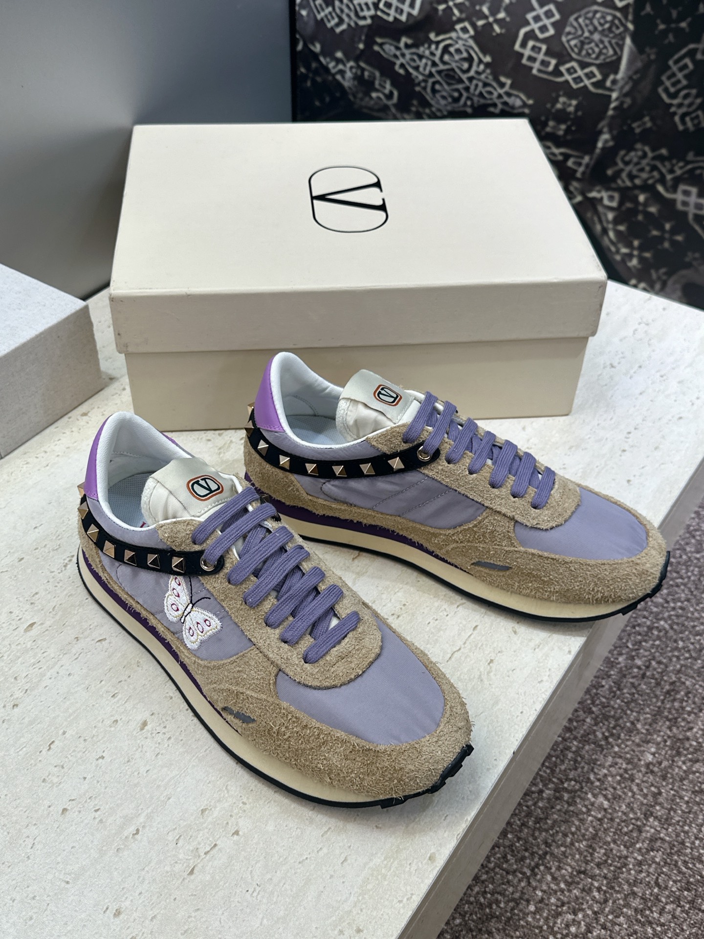 华伦天奴 VALENTINO 2026春夏情侣新款铆钉运动跑鞋 V家字母logo印花涂鸦厚底尖头拼色休闲老爹鞋 材质: 华伦天奴 VALENTINO 2026春夏情侣新款铆钉运动跑鞋 V家字母logo印花涂鸦厚底尖头拼色休闲老爹鞋 材质: