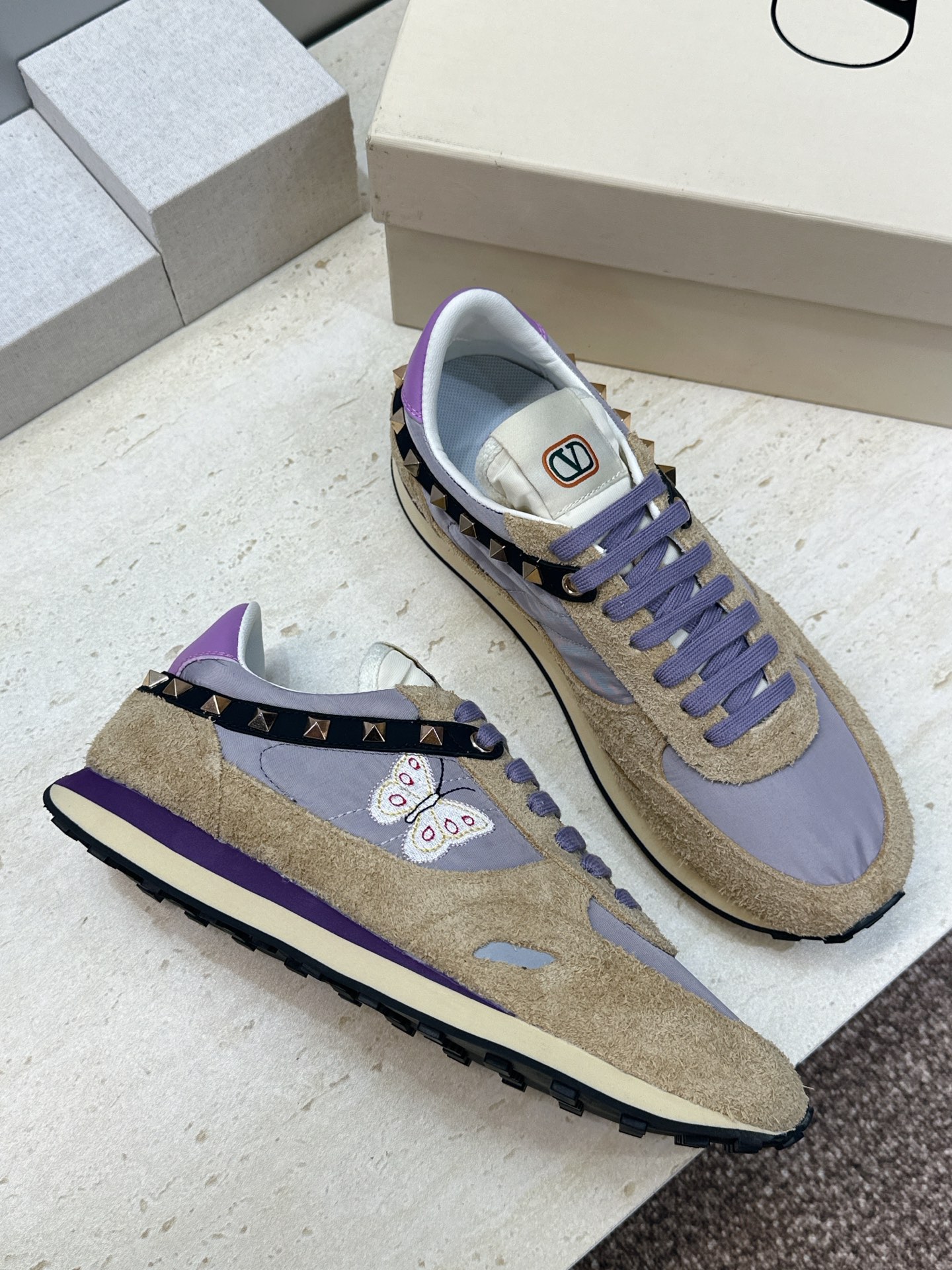 华伦天奴 VALENTINO 2026春夏情侣新款铆钉运动跑鞋 V家字母logo印花涂鸦厚底尖头拼色休闲老爹鞋 材质: 华伦天奴 VALENTINO 2026春夏情侣新款铆钉运动跑鞋 V家字母logo印花涂鸦厚底尖头拼色休闲老爹鞋 材质: