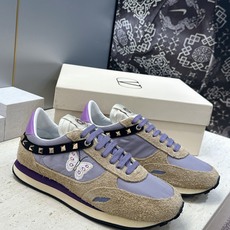 华伦天奴 VALENTINO 2026春夏情侣新款铆钉运动跑鞋 V家字母logo印花涂鸦厚底尖头拼色休闲老爹鞋 材质: 华伦天奴 VALENTINO 2026春夏情侣新款铆钉运动跑鞋 V家字母logo印花涂鸦厚底尖头拼色休闲老爹鞋 材质: