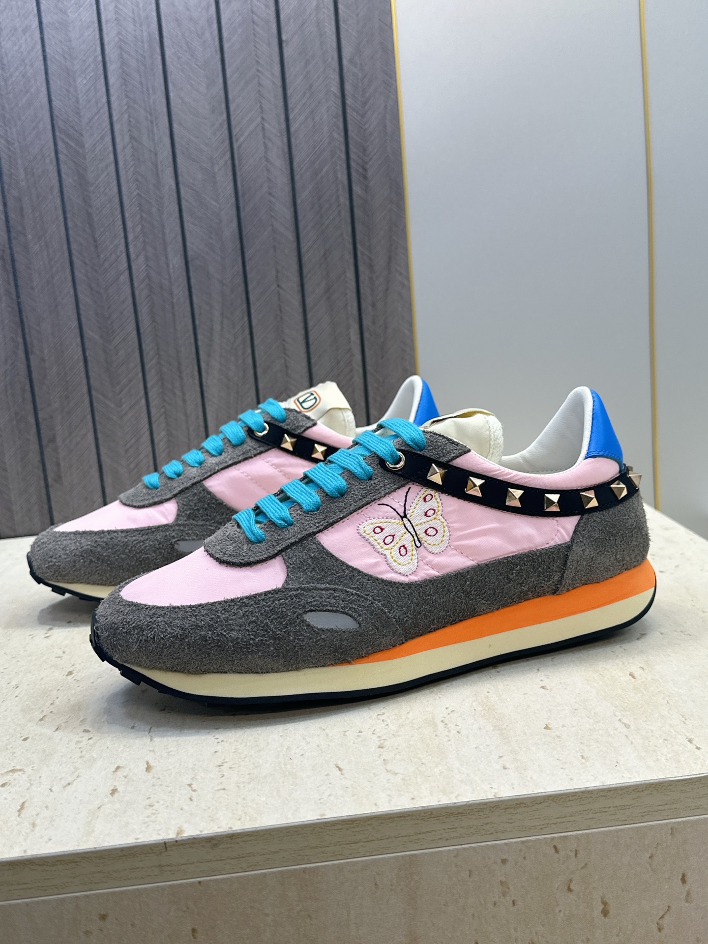 华伦天奴 VALENTINO 2026春夏情侣新款铆钉运动跑鞋 V家字母logo印花涂鸦厚底尖头拼色休闲老爹鞋 材质: 华伦天奴 VALENTINO 2026春夏情侣新款铆钉运动跑鞋 V家字母logo印花涂鸦厚底尖头拼色休闲老爹鞋 材质: