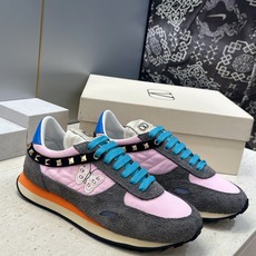 华伦天奴 VALENTINO 2026春夏情侣新款铆钉运动跑鞋 V家字母logo印花涂鸦厚底尖头拼色休闲老爹鞋 材质: 华伦天奴 VALENTINO 2026春夏情侣新款铆钉运动跑鞋 V家字母logo印花涂鸦厚底尖头拼色休闲老爹鞋 材质: