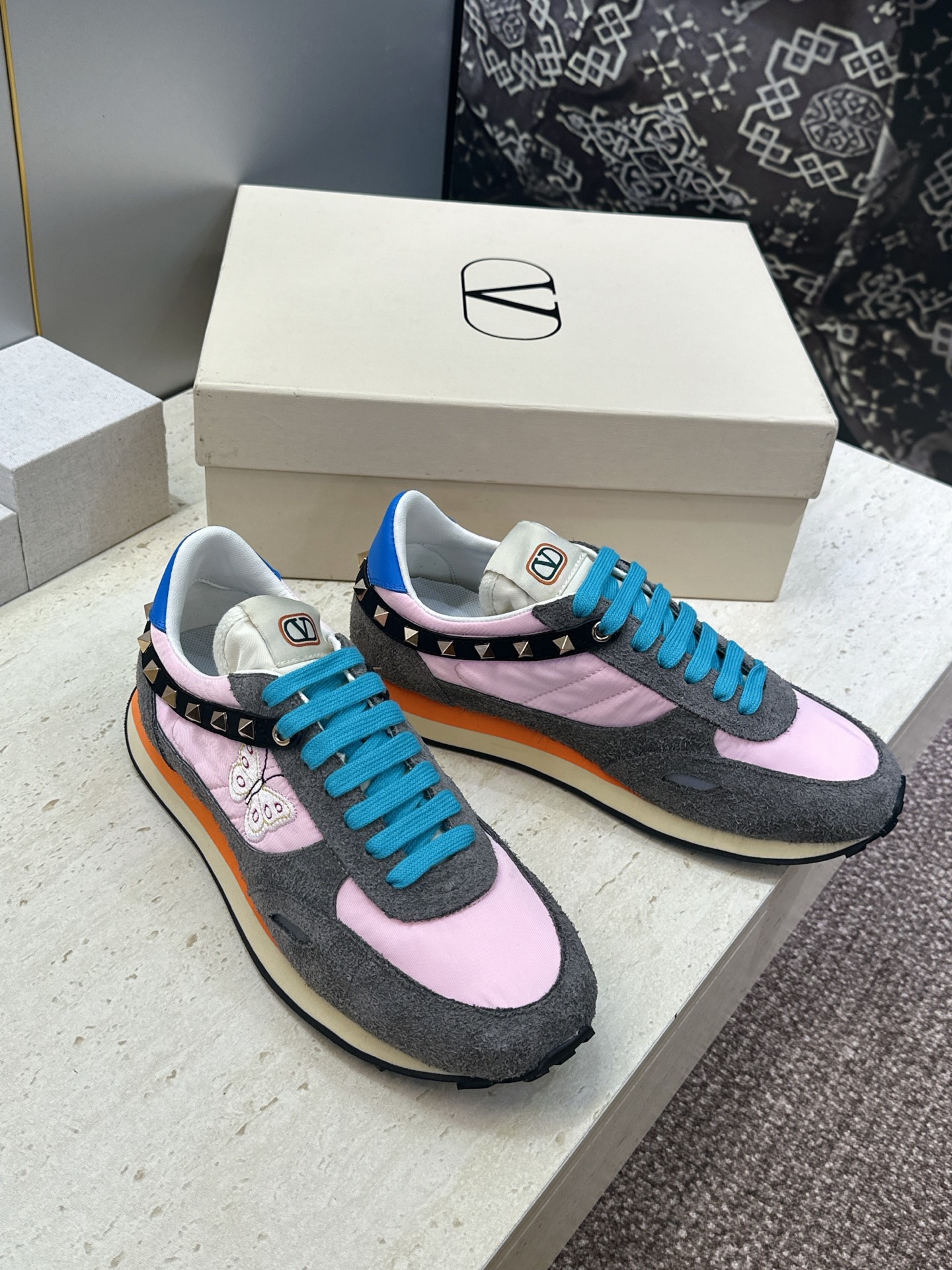 华伦天奴 VALENTINO 2026春夏情侣新款铆钉运动跑鞋 V家字母logo印花涂鸦厚底尖头拼色休闲老爹鞋 材质: 华伦天奴 VALENTINO 2026春夏情侣新款铆钉运动跑鞋 V家字母logo印花涂鸦厚底尖头拼色休闲老爹鞋 材质: