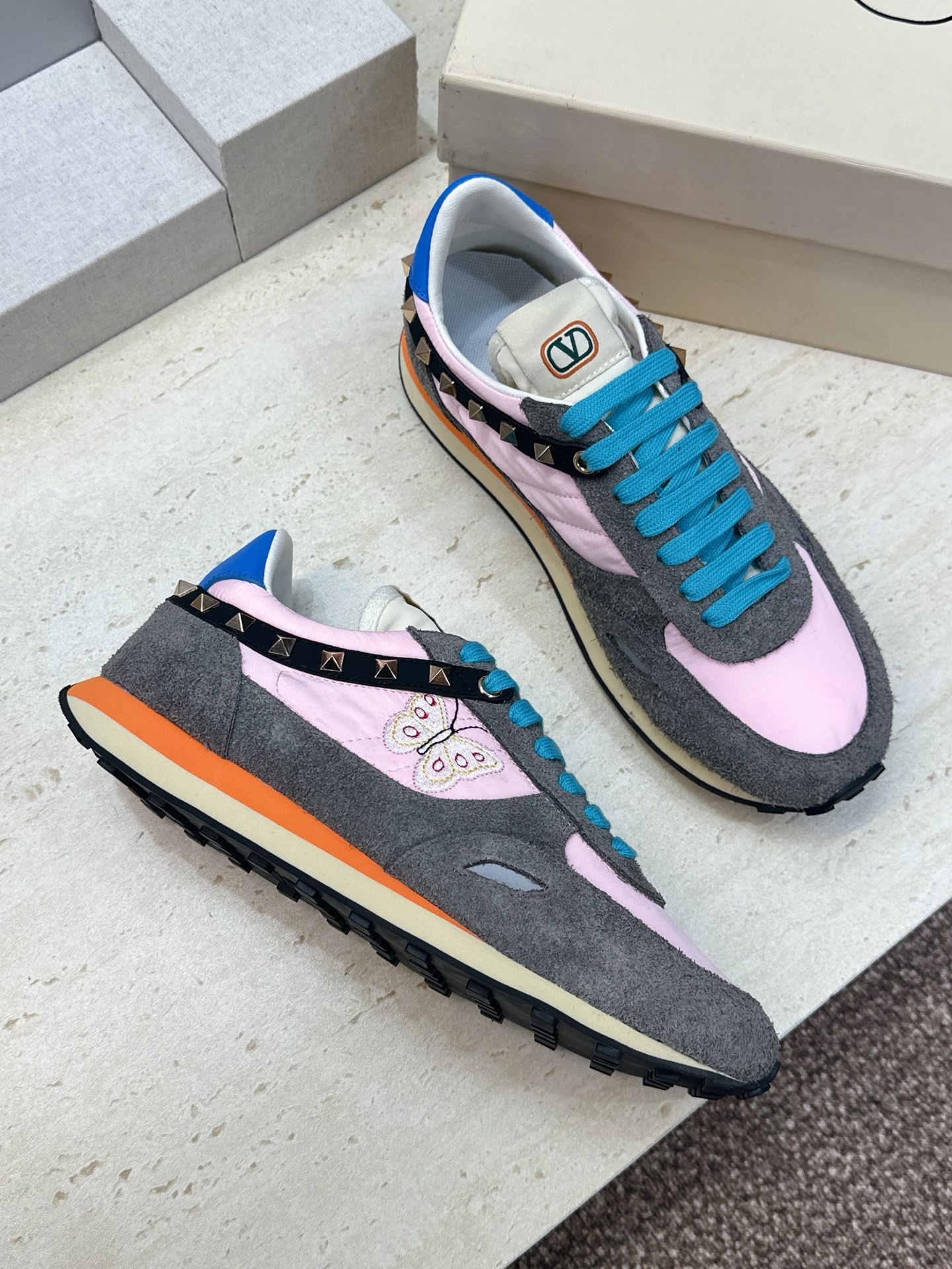 华伦天奴 VALENTINO 2026春夏情侣新款铆钉运动跑鞋 V家字母logo印花涂鸦厚底尖头拼色休闲老爹鞋 材质: 华伦天奴 VALENTINO 2026春夏情侣新款铆钉运动跑鞋 V家字母logo印花涂鸦厚底尖头拼色休闲老爹鞋 材质: