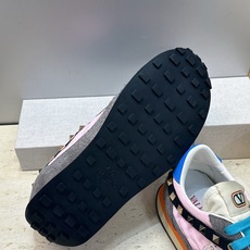 华伦天奴 VALENTINO 2026春夏情侣新款铆钉运动跑鞋 V家字母logo印花涂鸦厚底尖头拼色休闲老爹鞋 材质: 华伦天奴 VALENTINO 2026春夏情侣新款铆钉运动跑鞋 V家字母logo印花涂鸦厚底尖头拼色休闲老爹鞋 材质: