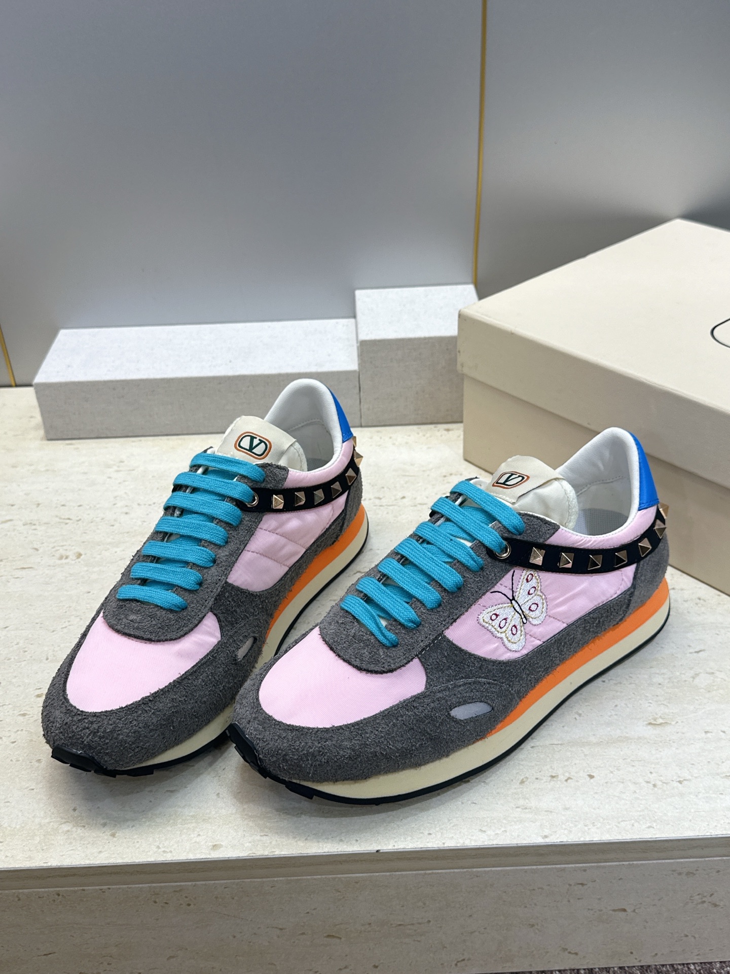 华伦天奴 VALENTINO 2026春夏情侣新款铆钉运动跑鞋 V家字母logo印花涂鸦厚底尖头拼色休闲老爹鞋 材质: 华伦天奴 VALENTINO 2026春夏情侣新款铆钉运动跑鞋 V家字母logo印花涂鸦厚底尖头拼色休闲老爹鞋 材质: