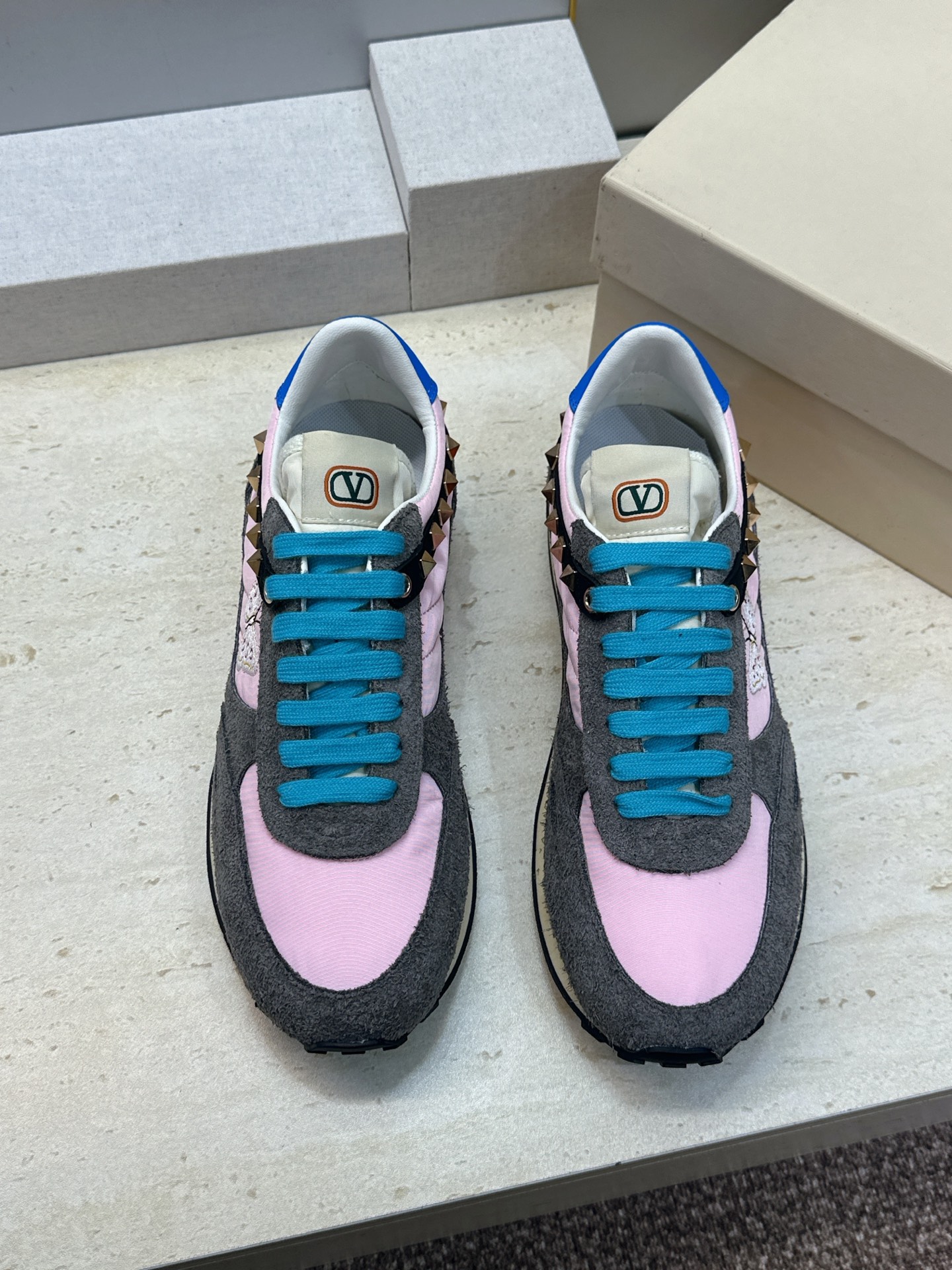 华伦天奴 VALENTINO 2026春夏情侣新款铆钉运动跑鞋 V家字母logo印花涂鸦厚底尖头拼色休闲老爹鞋 材质: 华伦天奴 VALENTINO 2026春夏情侣新款铆钉运动跑鞋 V家字母logo印花涂鸦厚底尖头拼色休闲老爹鞋 材质:
