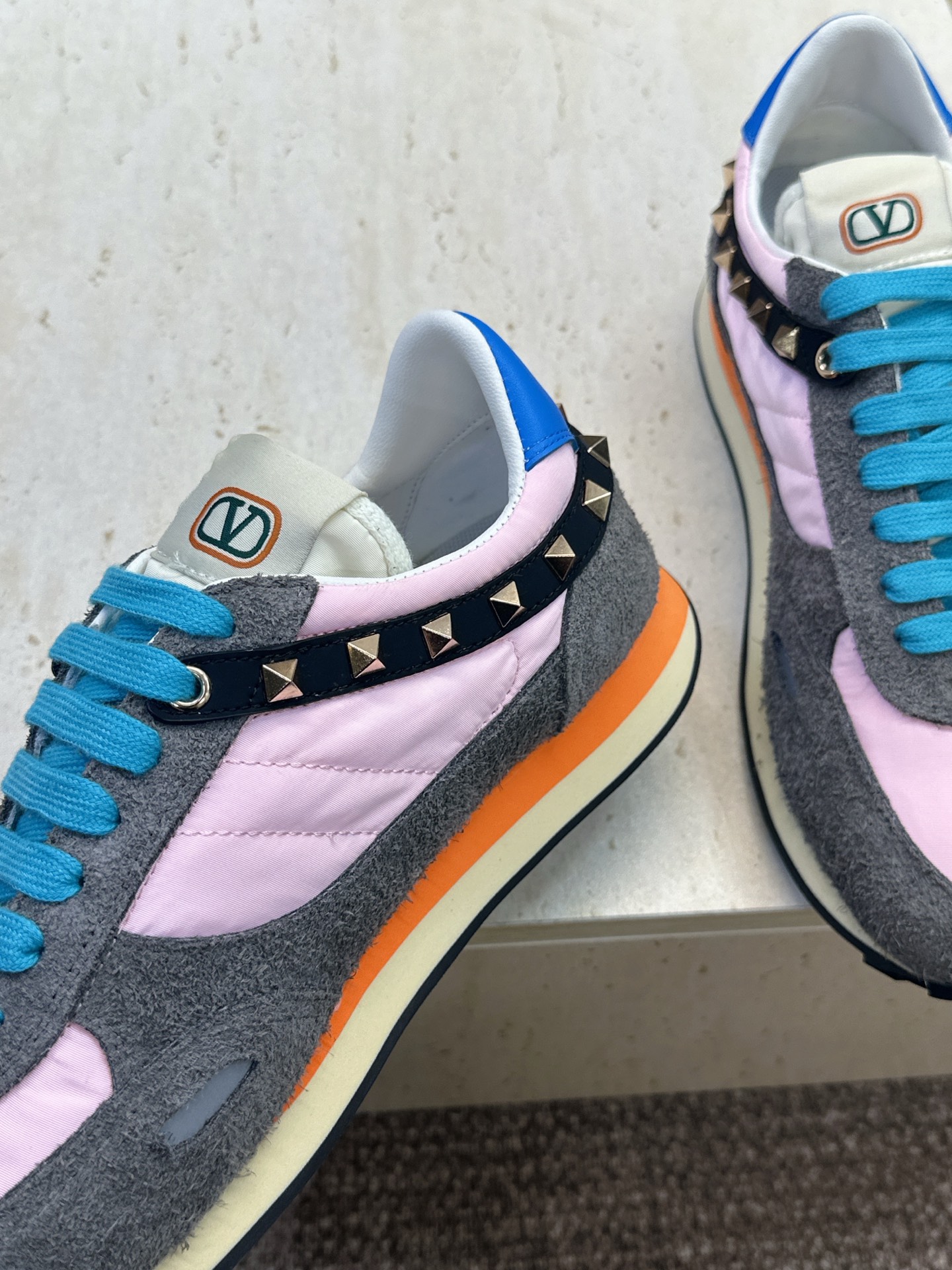 华伦天奴 VALENTINO 2026春夏情侣新款铆钉运动跑鞋 V家字母logo印花涂鸦厚底尖头拼色休闲老爹鞋 材质: 华伦天奴 VALENTINO 2026春夏情侣新款铆钉运动跑鞋 V家字母logo印花涂鸦厚底尖头拼色休闲老爹鞋 材质: