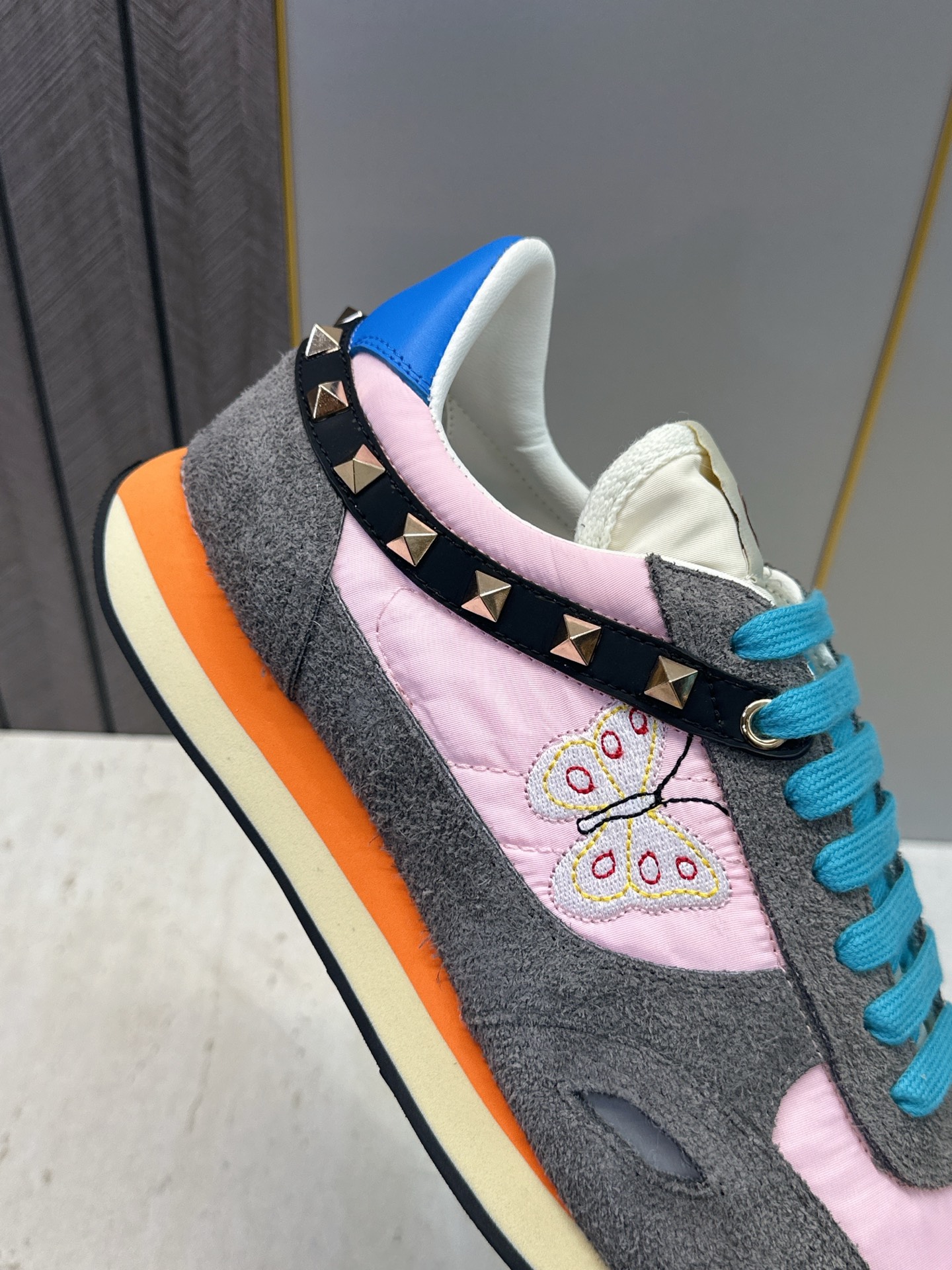 华伦天奴 VALENTINO 2026春夏情侣新款铆钉运动跑鞋 V家字母logo印花涂鸦厚底尖头拼色休闲老爹鞋 材质: 华伦天奴 VALENTINO 2026春夏情侣新款铆钉运动跑鞋 V家字母logo印花涂鸦厚底尖头拼色休闲老爹鞋 材质: