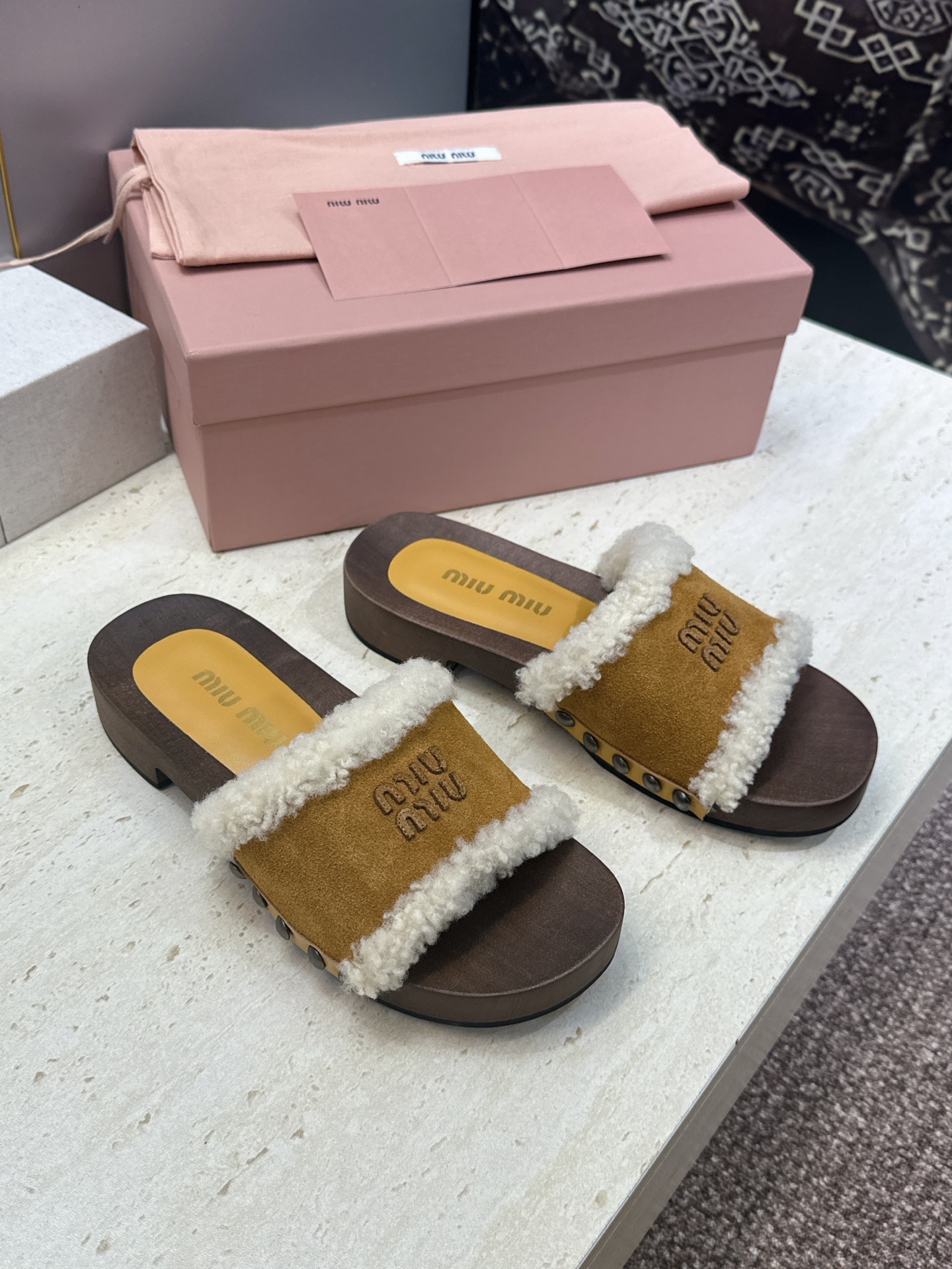 MiuMiu  2026秋冬新款时尚铆钉百搭羊羔毛女鞋 缪缪字母logo厚底圆头拼色露趾一字拖鞋  材质:鞋面进口羊猄皮