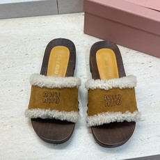 MiuMiu 2026秋冬新款时尚铆钉百搭羊羔毛女鞋 缪缪字母logo厚底圆头拼色露趾一字拖鞋 材质:鞋面进口羊猄皮 MiuMiu 2026秋冬新款时尚铆钉百搭羊羔毛女鞋 缪缪字母logo厚底圆头拼色露趾一字拖鞋 材质:鞋面进口羊猄皮
