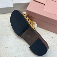 MiuMiu 2026秋冬新款时尚铆钉百搭羊羔毛女鞋 缪缪字母logo厚底圆头拼色露趾一字拖鞋 材质:鞋面进口羊猄皮 MiuMiu 2026秋冬新款时尚铆钉百搭羊羔毛女鞋 缪缪字母logo厚底圆头拼色露趾一字拖鞋 材质:鞋面进口羊猄皮