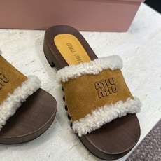 MiuMiu 2026秋冬新款时尚铆钉百搭羊羔毛女鞋 缪缪字母logo厚底圆头拼色露趾一字拖鞋 材质:鞋面进口羊猄皮 MiuMiu 2026秋冬新款时尚铆钉百搭羊羔毛女鞋 缪缪字母logo厚底圆头拼色露趾一字拖鞋 材质:鞋面进口羊猄皮
