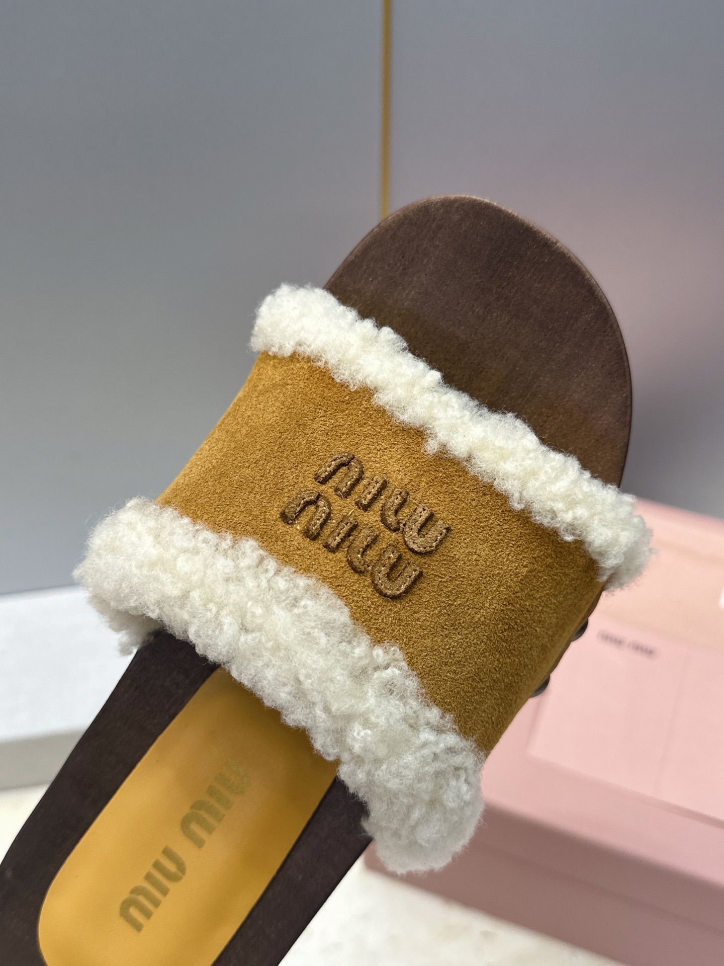 MiuMiu 2026秋冬新款时尚铆钉百搭羊羔毛女鞋 缪缪字母logo厚底圆头拼色露趾一字拖鞋 材质:鞋面进口羊猄皮 MiuMiu 2026秋冬新款时尚铆钉百搭羊羔毛女鞋 缪缪字母logo厚底圆头拼色露趾一字拖鞋 材质:鞋面进口羊猄皮