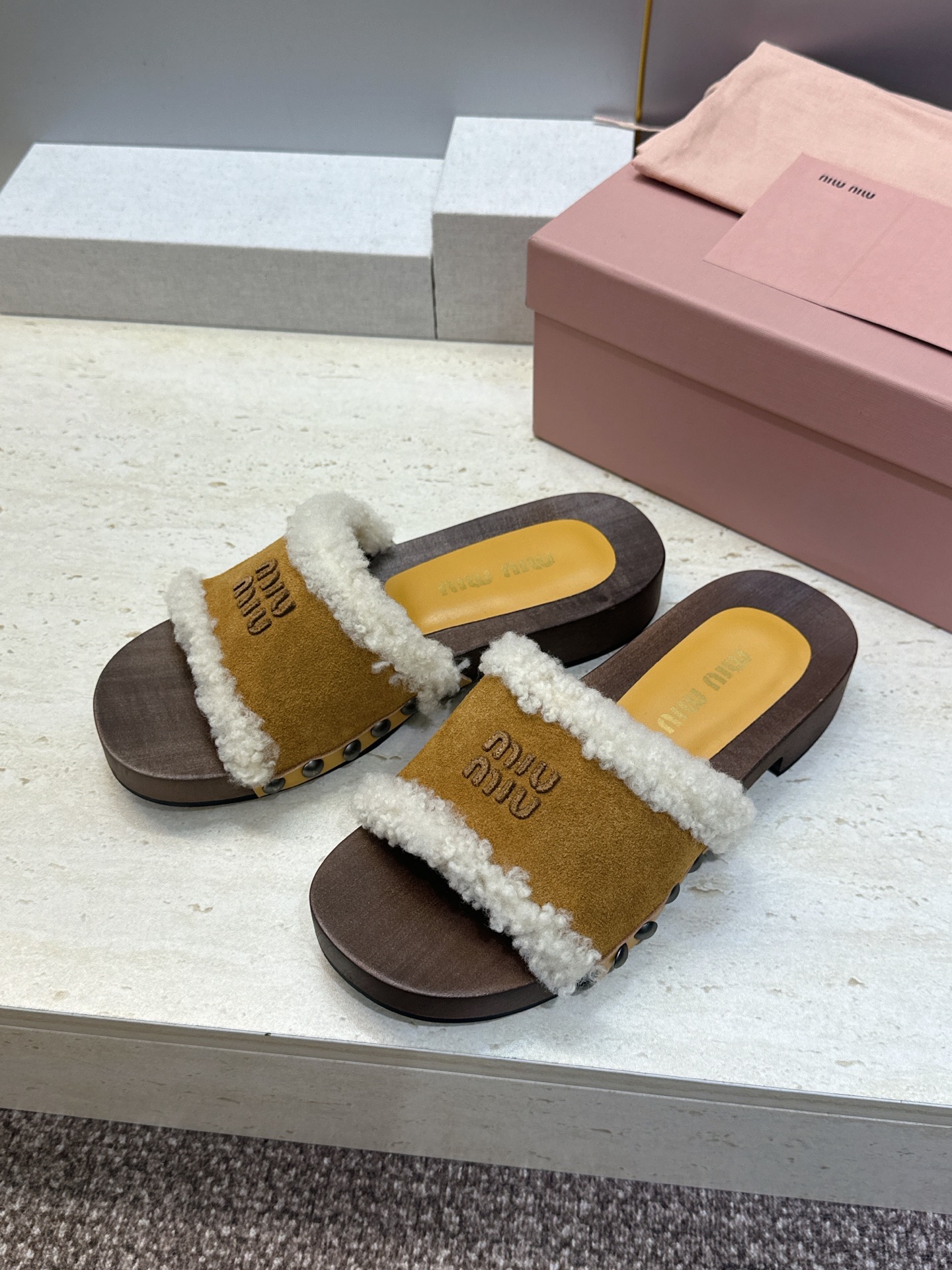 MiuMiu 2026秋冬新款时尚铆钉百搭羊羔毛女鞋 缪缪字母logo厚底圆头拼色露趾一字拖鞋 材质:鞋面进口羊猄皮 MiuMiu 2026秋冬新款时尚铆钉百搭羊羔毛女鞋 缪缪字母logo厚底圆头拼色露趾一字拖鞋 材质:鞋面进口羊猄皮